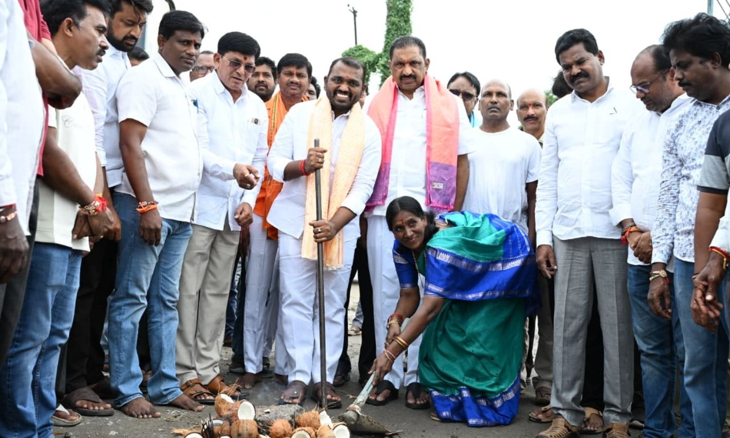 Karimnagar: తీగలగుట్టపల్లి రైల్వే గేట్ వద్ద తారు ర