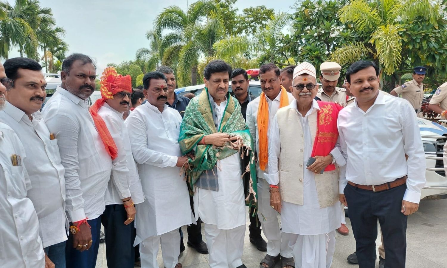 Nirmal: బాసర సరస్వతి అమ్మవారిని దర్శించుకున్న అశోక