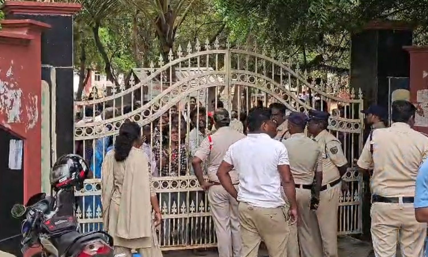 Visakhapatnam: విద్యార్థుల తరలింపుపై రాస్తారోకో పో