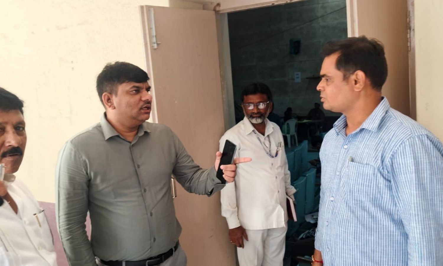 Karimnagar: కళాభారతిలో ఓటర్ వెరిఫికేషన్ కౌంటర్లను 