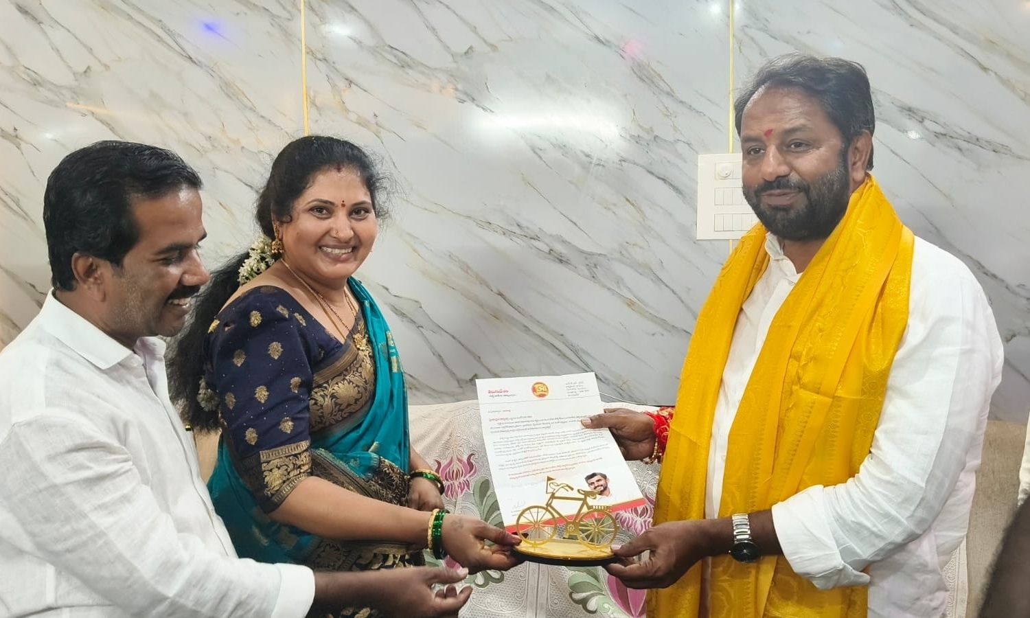 Madanapalle: మై టీడీపీ యాప్‌లో సేవలు సులోచనను సన్మ
