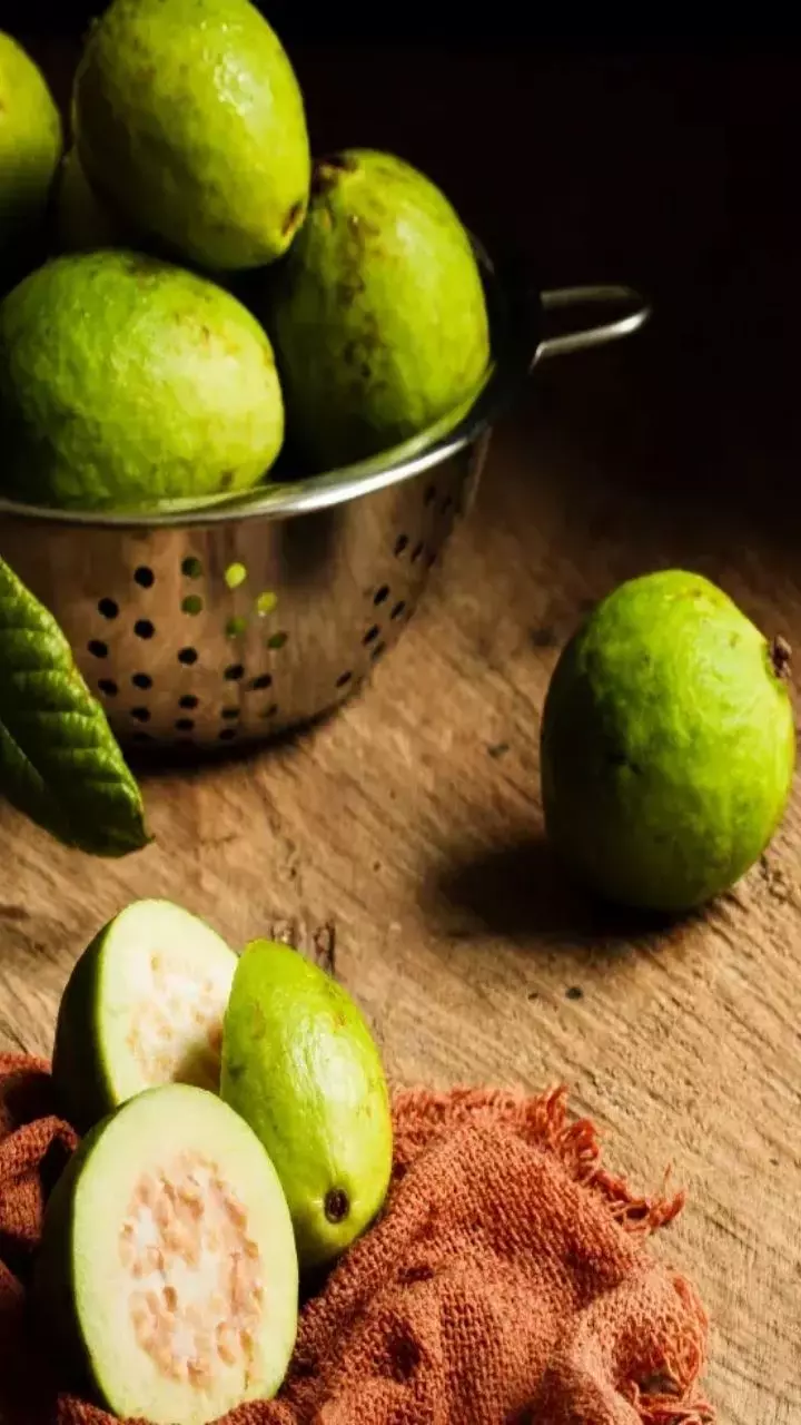 Guava Benefits: షుగర్, బీపీ ఉన్నవారు జామపండు తినొచ్చా? నిపుణులు ఏం చెబుతున్నారు? Guava Benefits: షుగర్, బీపీ ఉన్నవారు జామపండు తినొచ్చా? నిపుణులు ఏం చెబుతున్నారు?