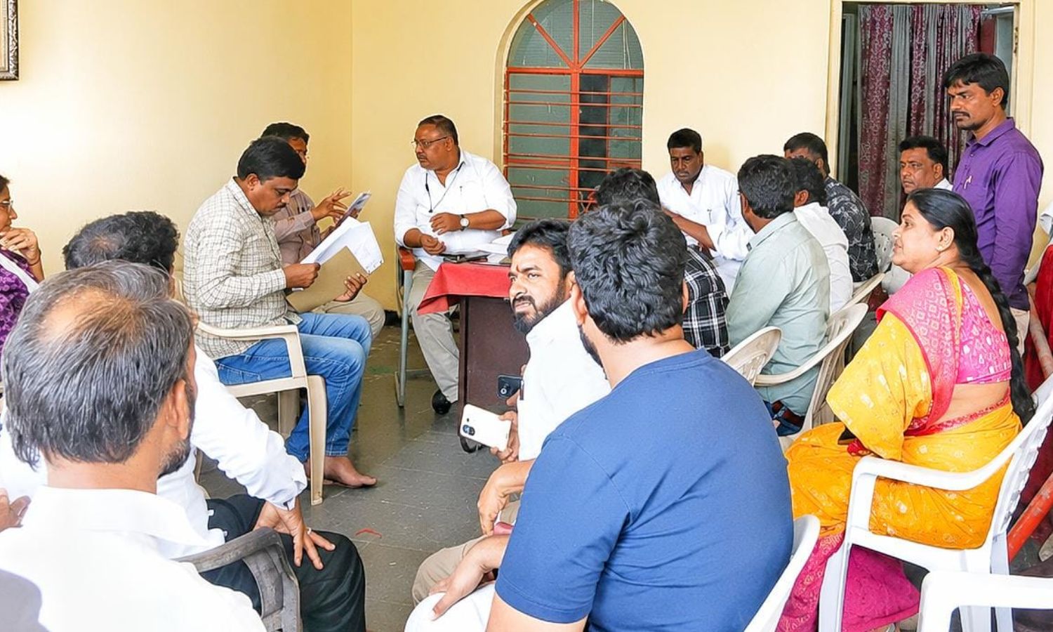 ఎకరాల ఆలయ భూమికి హద్దులు రంగంలోకి రెవెన్యూ ఎకరాల ఆలయ భూమికి హద్దులు రంగంలోకి రెవెన్యూ