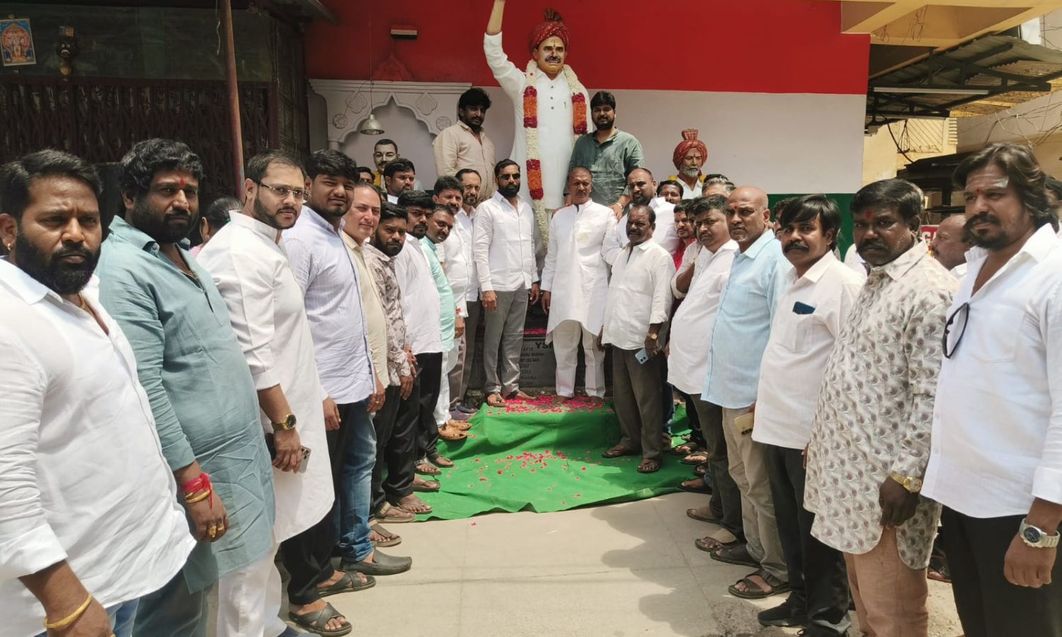 జూబ్లీహిల్స్ లో ఘనంగా వైఎస్సార్ 17వ వర్ధంతి వేడుకలు జూబ్లీహిల్స్ లో ఘనంగా వైఎస్సార్ 17వ వర్ధంతి వేడుకలు