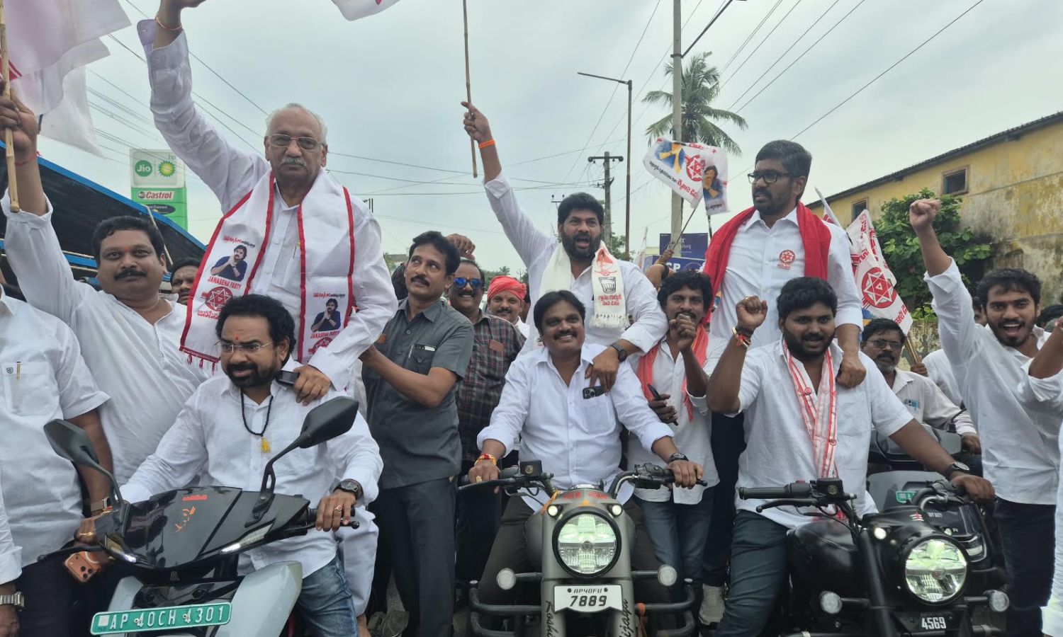 పవన్ కళ్యాణ్ జన్మదిన బైక్ర్యాలీప్రారంభించిన ఎమ్మెల్యే అంజిబాబు పవన్ కళ్యాణ్ జన్మదిన బైక్ర్యాలీప్రారంభించిన ఎమ్మెల్యే అంజిబాబు
