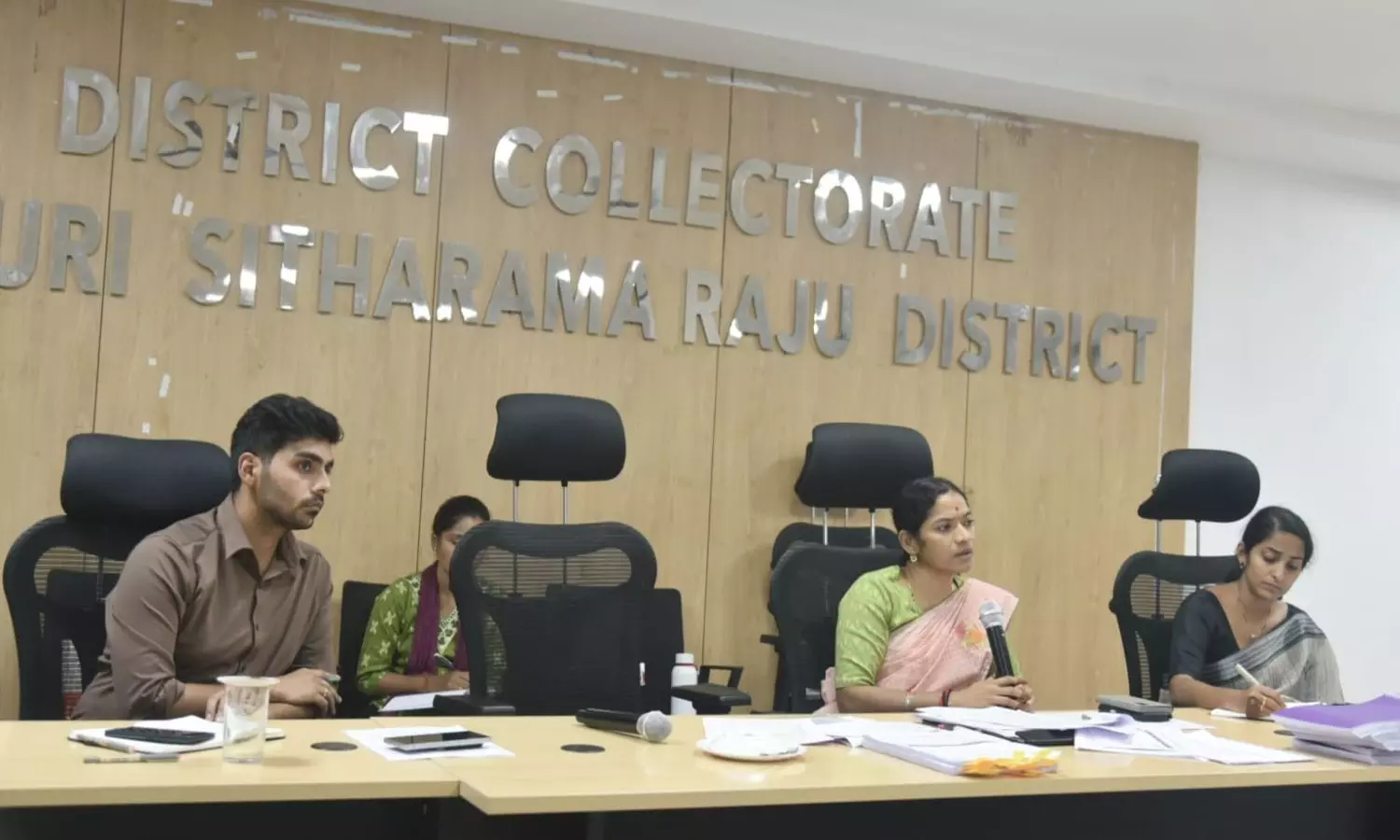 అల్లూరి జిల్లాలో కలెక్టర్ల సమావేశం సన్నద్ధతపై అధికారులతో కలెక్టర్ టి. నిశాంతి సమీక్ష అల్లూరి జిల్లాలో కలెక్టర్ల సమావేశం సన్నద్ధతపై అధికారులతో కలెక్టర్ టి. నిశాంతి సమీక్ష
