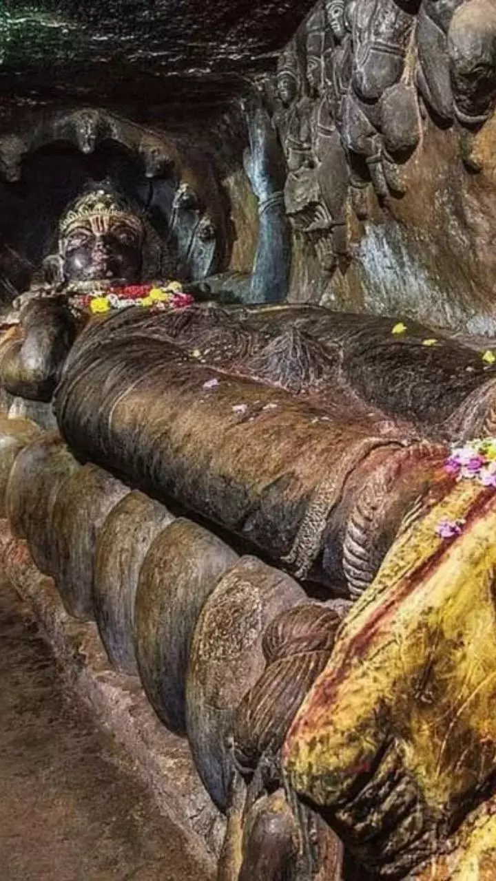 వేల ఏళ్ల చరిత్రకు సాక్ష్యం.. హిందూ దేవతల అద్భుతమైన శిల్పాలు వేల ఏళ్ల చరిత్రకు సాక్ష్యం.. హిందూ దేవతల అద్భుతమైన శిల్పాలు