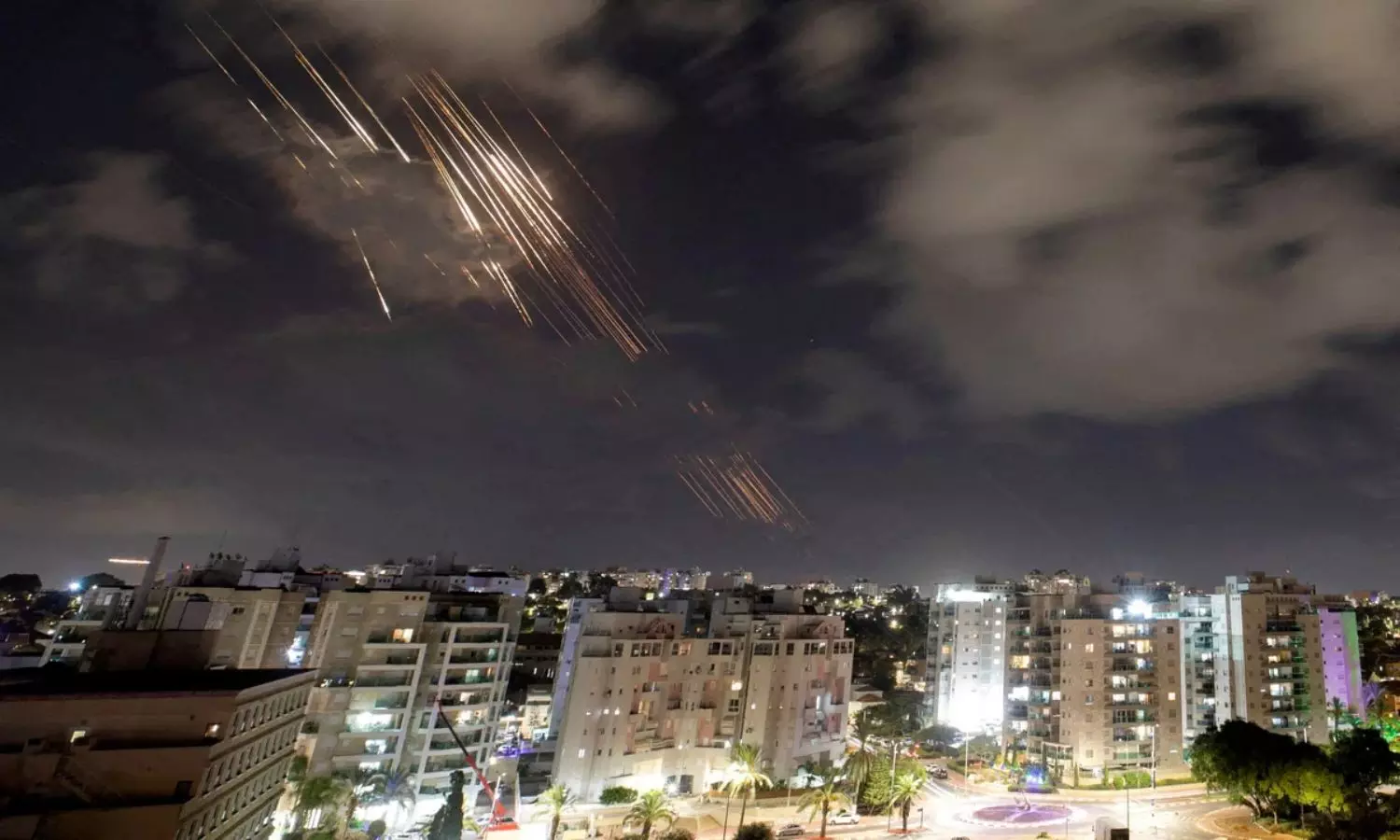 Iran Israel Attack: ఇరాన్ భారీ ప్లాన్.... అక్టోబర్ 7 తరహా దాడులు చేయబోతోందా? Iran Israel Attack: ఇరాన్ భారీ ప్లాన్.... అక్టోబర్ 7 తరహా దాడులు చేయబోతోందా?