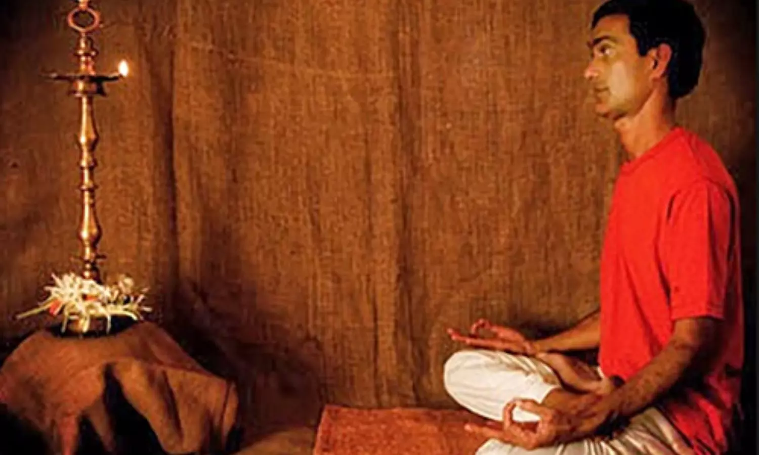 Trataka Meditation: త్రాటక ధ్యానం... దీపాన్ని చూస్తూ ఏకాగ్రతను ఎలా పెంచుకోవచ్చో తెలుసా? Trataka Meditation: త్రాటక ధ్యానం... దీపాన్ని చూస్తూ ఏకాగ్రతను ఎలా పెంచుకోవచ్చో తెలుసా?
