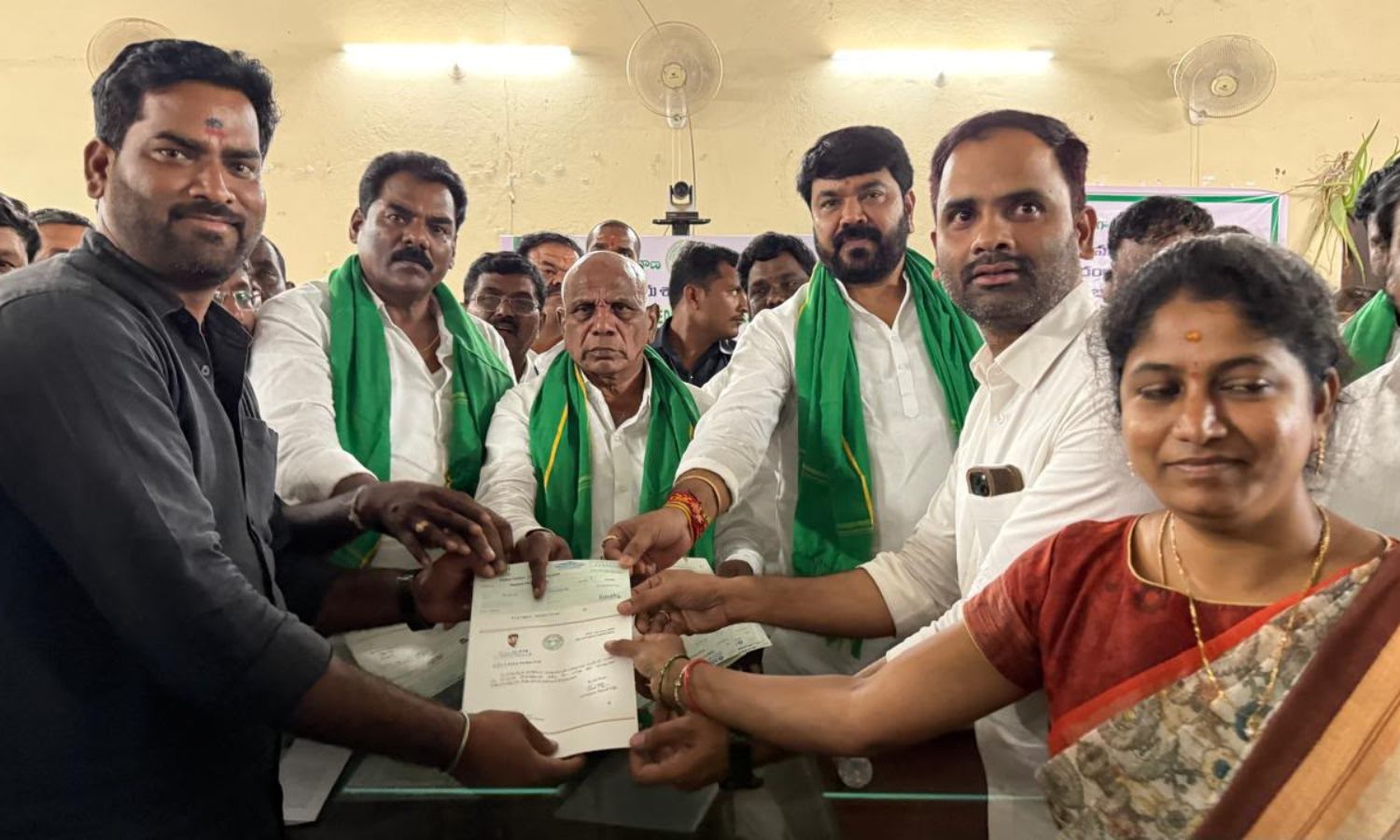 Shabad: షాబాద్‌లో కుసుమ విత్తనాల పంపిణీ: ఎమ్మెల్యే