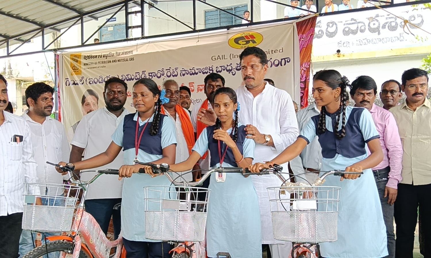 Kesamudram: కేసముద్రంలో 150 మంది విద్యార్థినులకు స