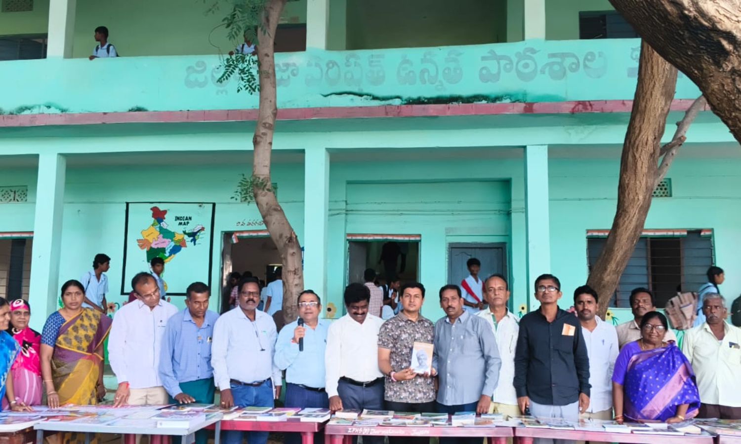 Jangaon: టెన్త్ టాపర్లకు నగదు బహుమతులు అందజేసిన రమ