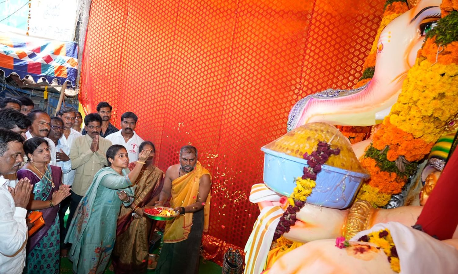 Guntur: వినాయక మండపాలను సందర్శించిన ఎమ్మెల్యే గళ్ళ
