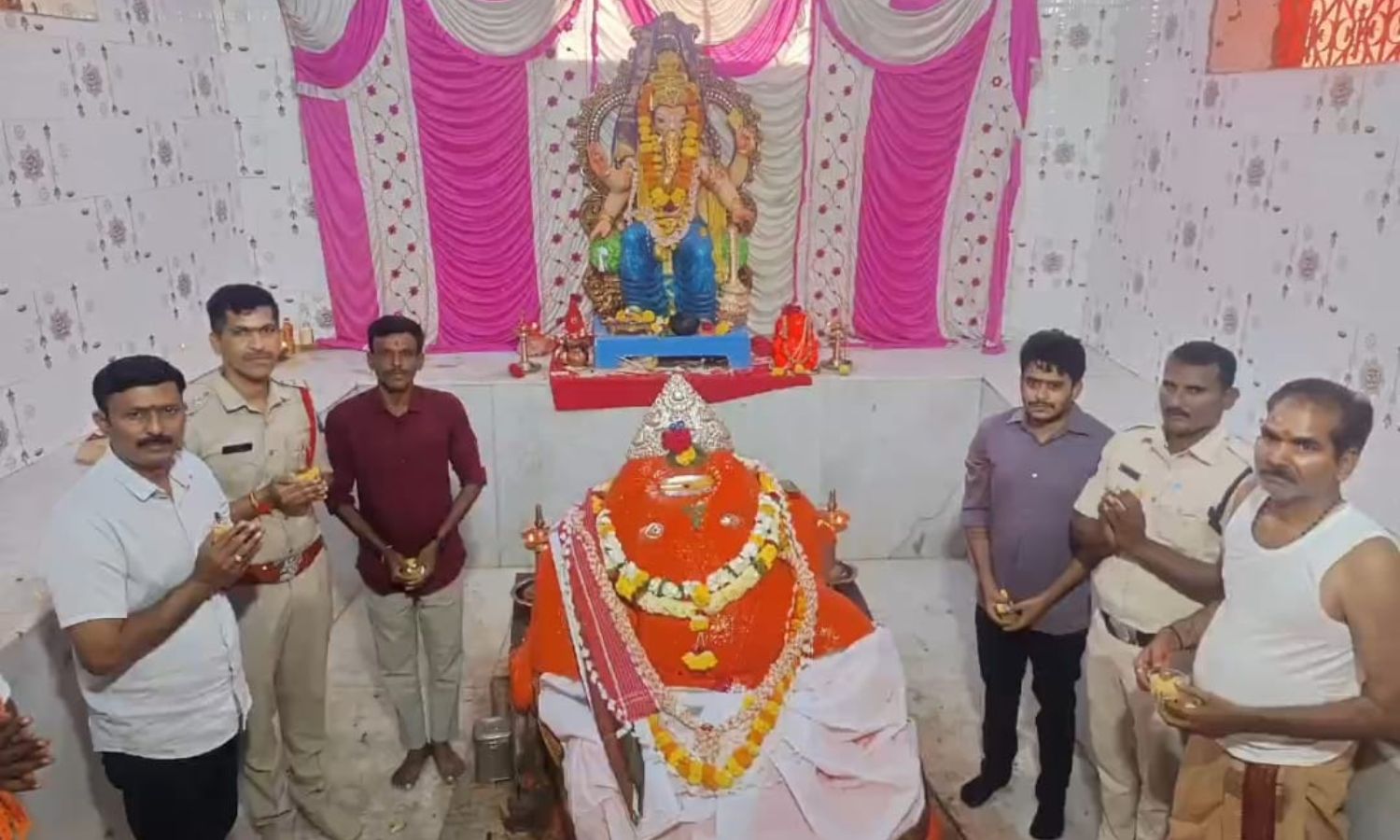 Bichkunda: బిచ్కుంద గణేష్ మందిర్‌లో ఎస్‌ఐ, రెవెన్య