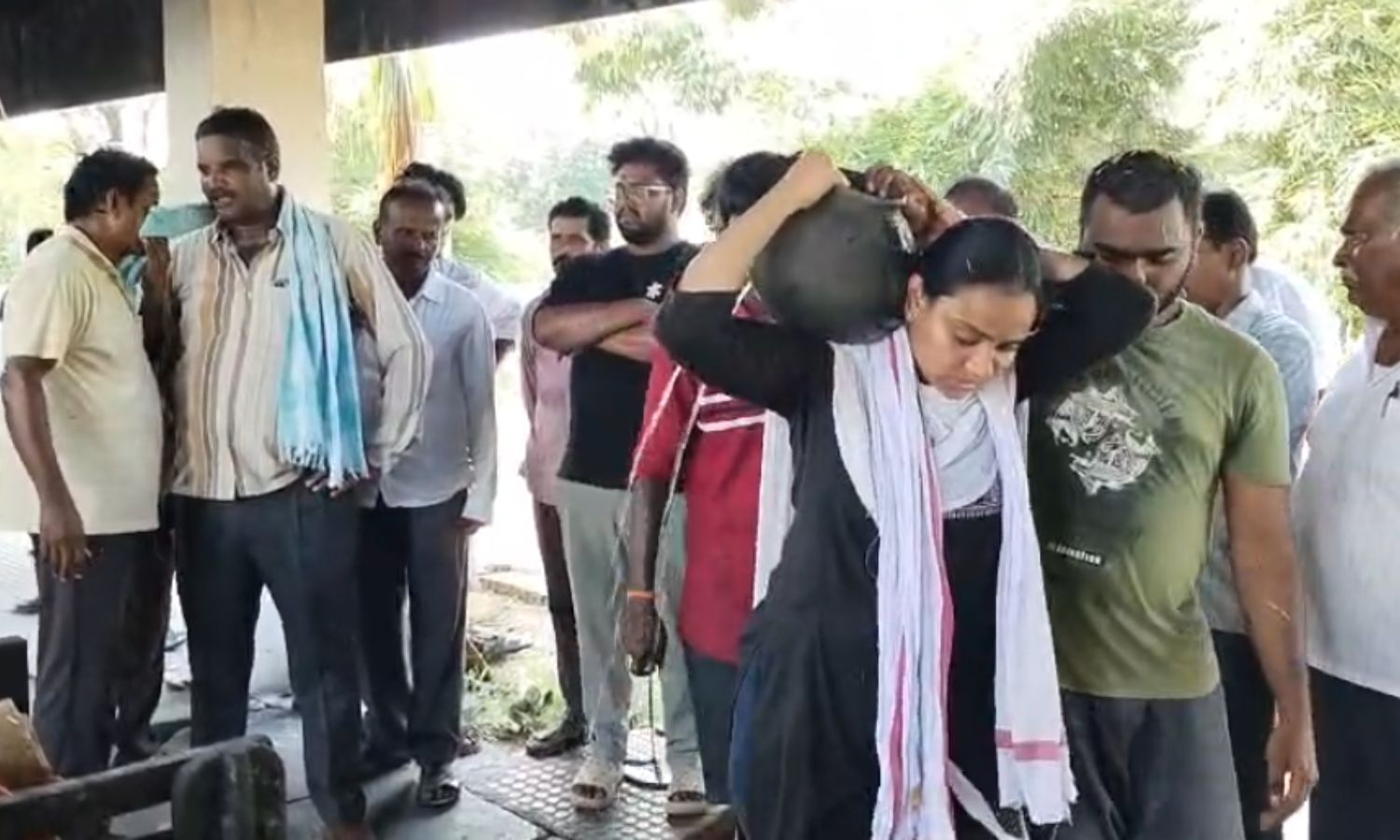 Tiruvuru: తండ్రికి తలకొరివి పెట్టిన కూతురు: తిరువూ