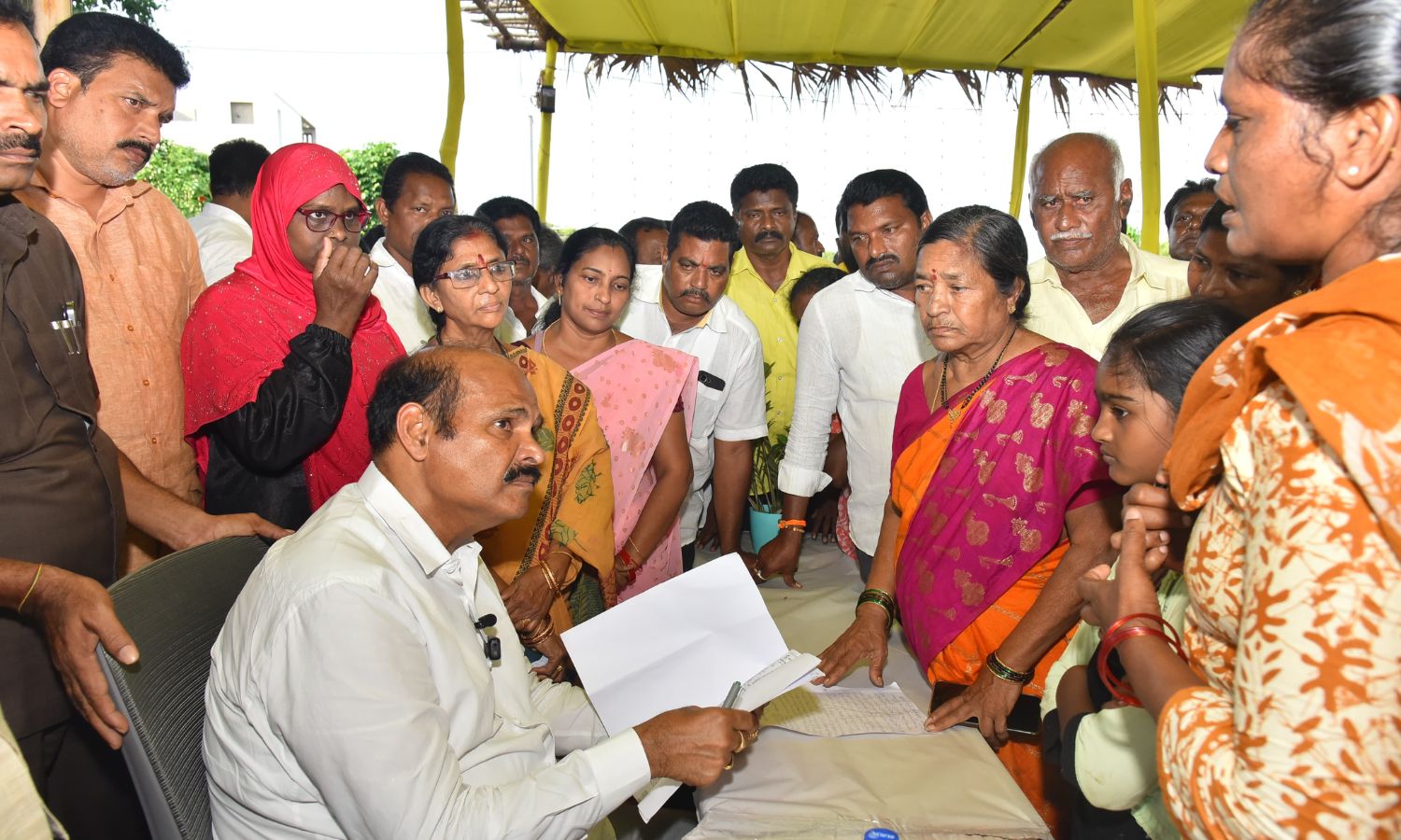 Nuzvid: సీఎం సహాయ నిధి చెక్కులు అందజేసిన మంత్రి పా