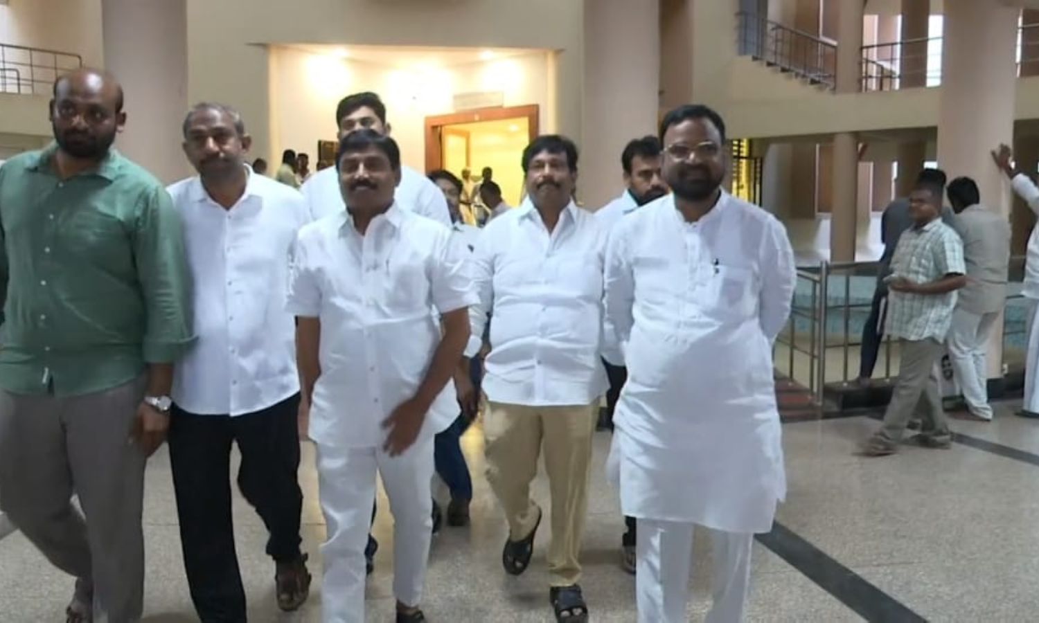 Kadapa: పోలీసుల బైండవర్ చర్యలపై కలెక్టర్‌ను కలిసి 