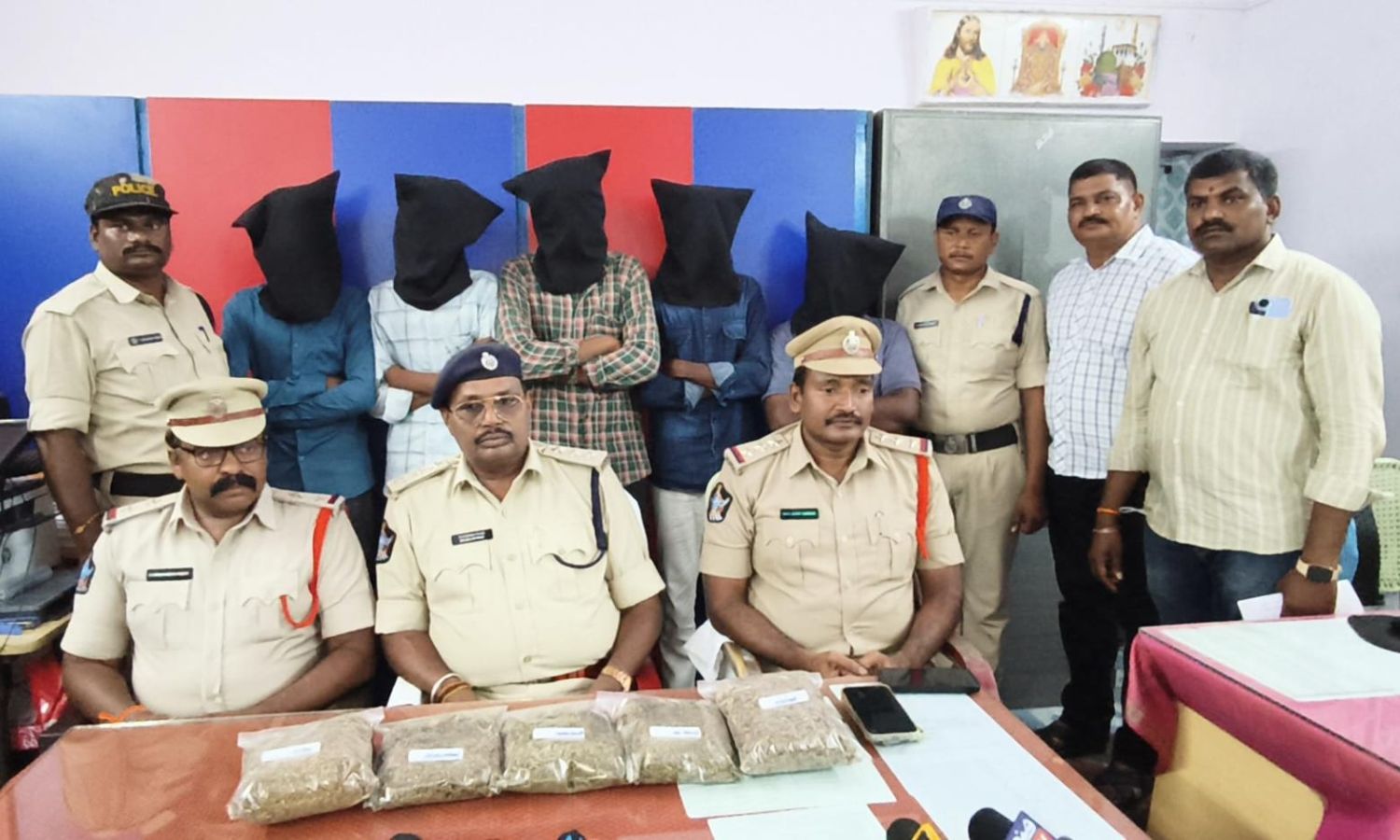 Markapur: గంజాయి పట్టివేత - ఐదుగురు అరెస్ట్, ఆటో స