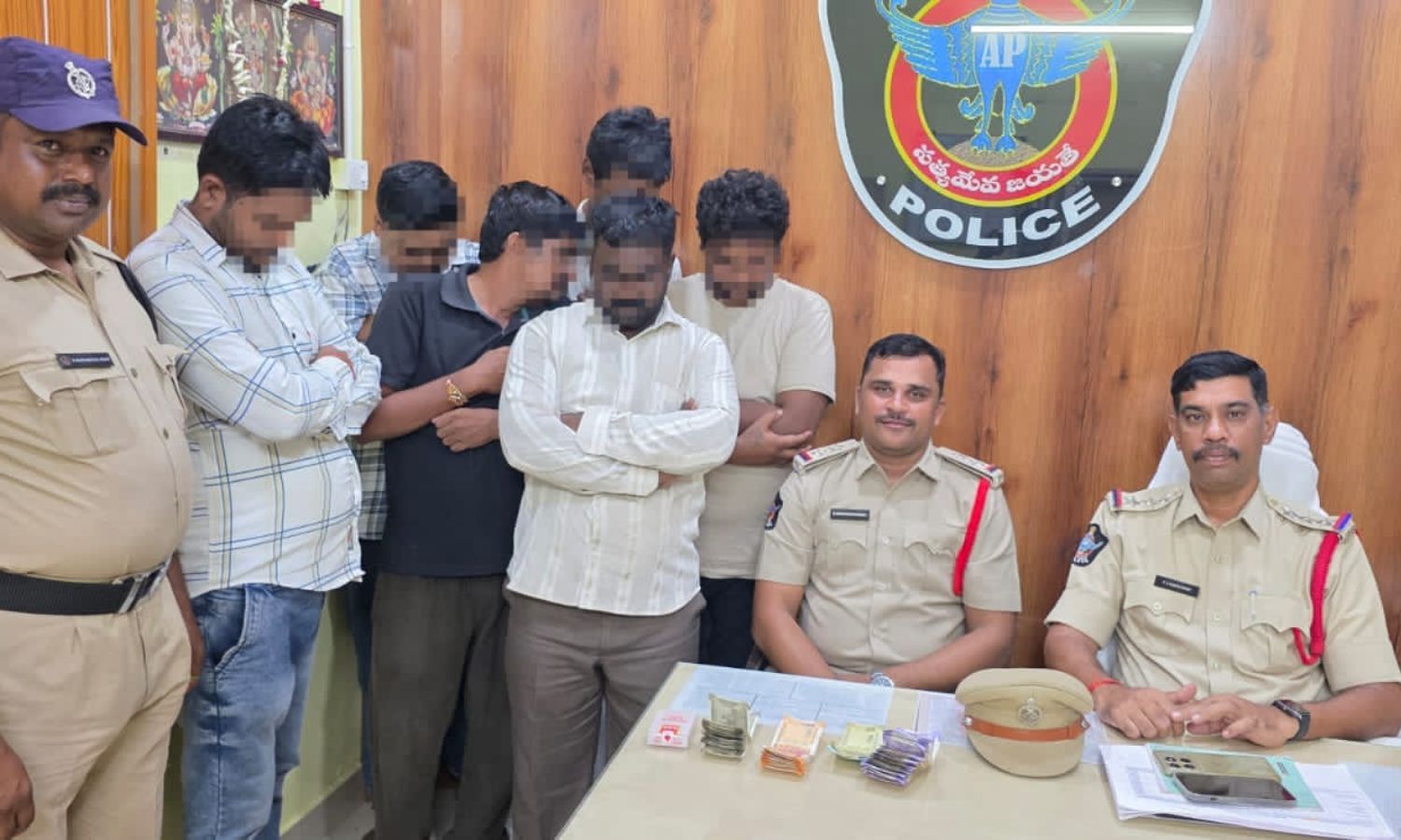 Proddatur: ప్రొద్దుటూరులో పేకాట శిబిరంపై దాడి ఆరుగ