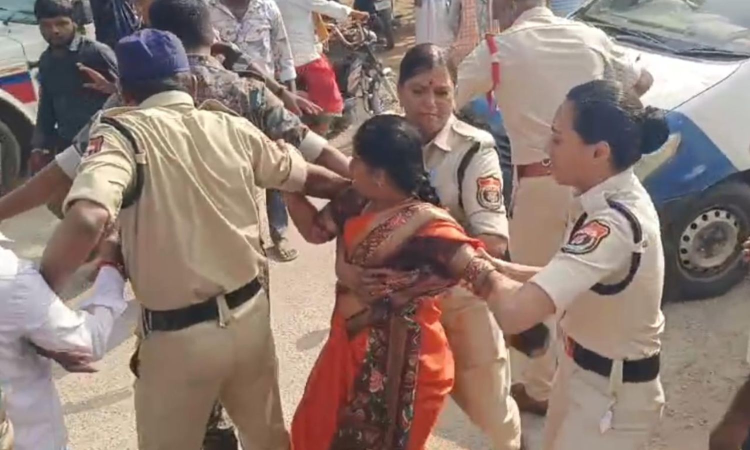 Karimnagar: మన్నెంపల్లిలో ఉద్రిక్తత.. పాత గ్రామపంచ