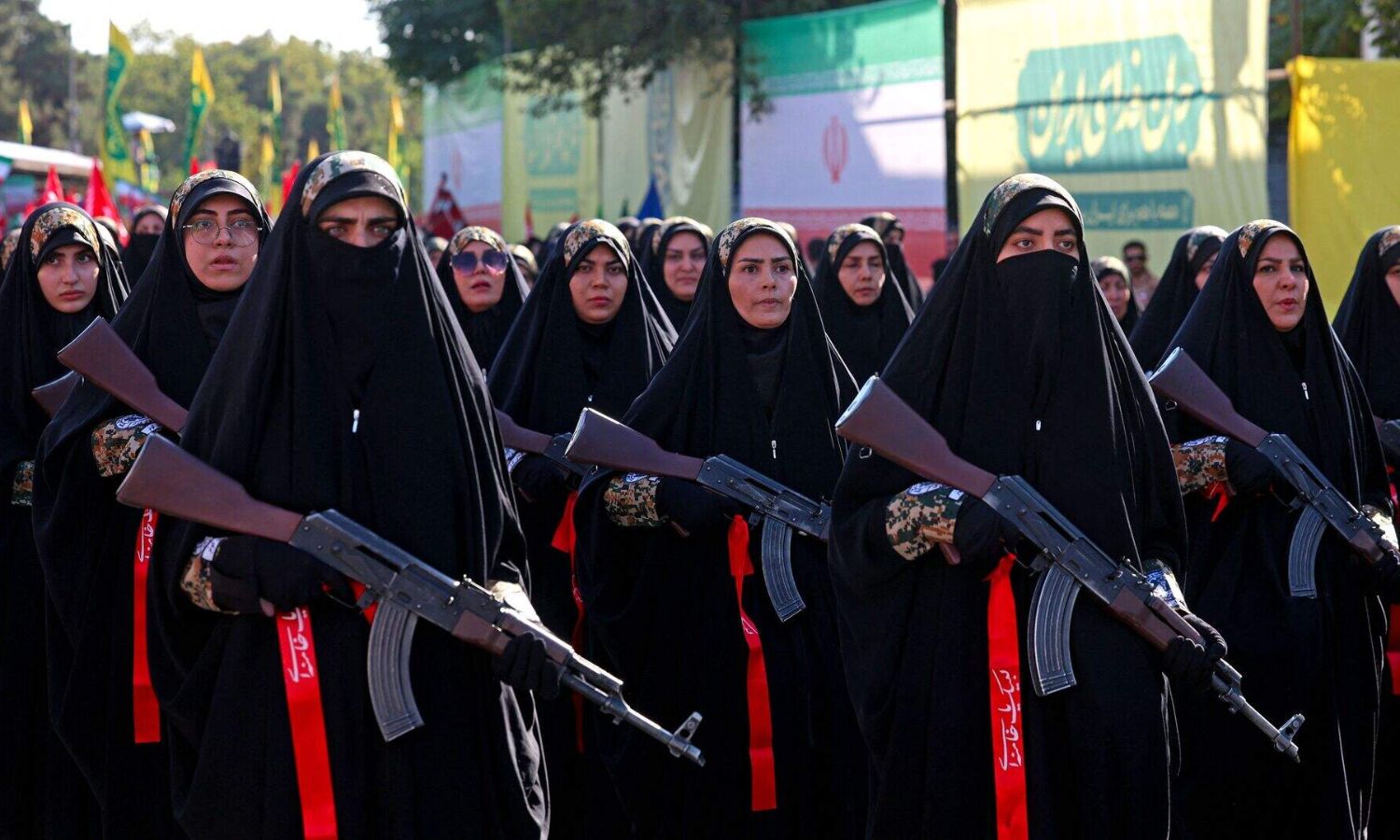 Iran : ఇరాన్‌లో ఆయుధాలతో మహిళలు భారీ ర్యాలీ... యుద