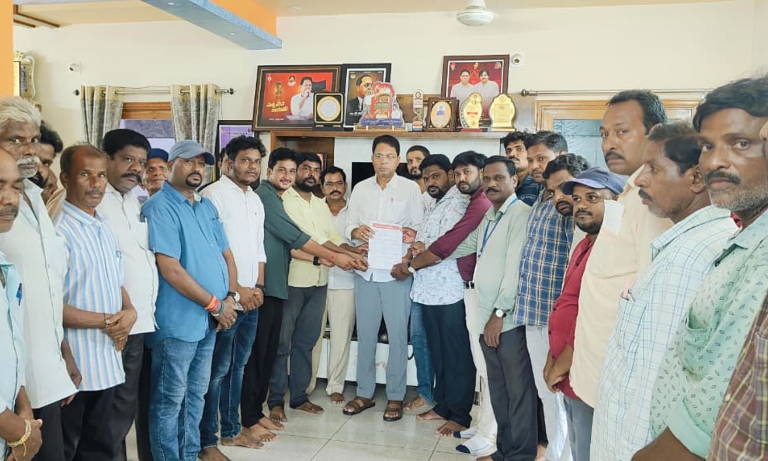 Rajole: రాజోలు ఎమ్మెల్యే దేవ వరప్రసాద్‌ను కలిసిన వ