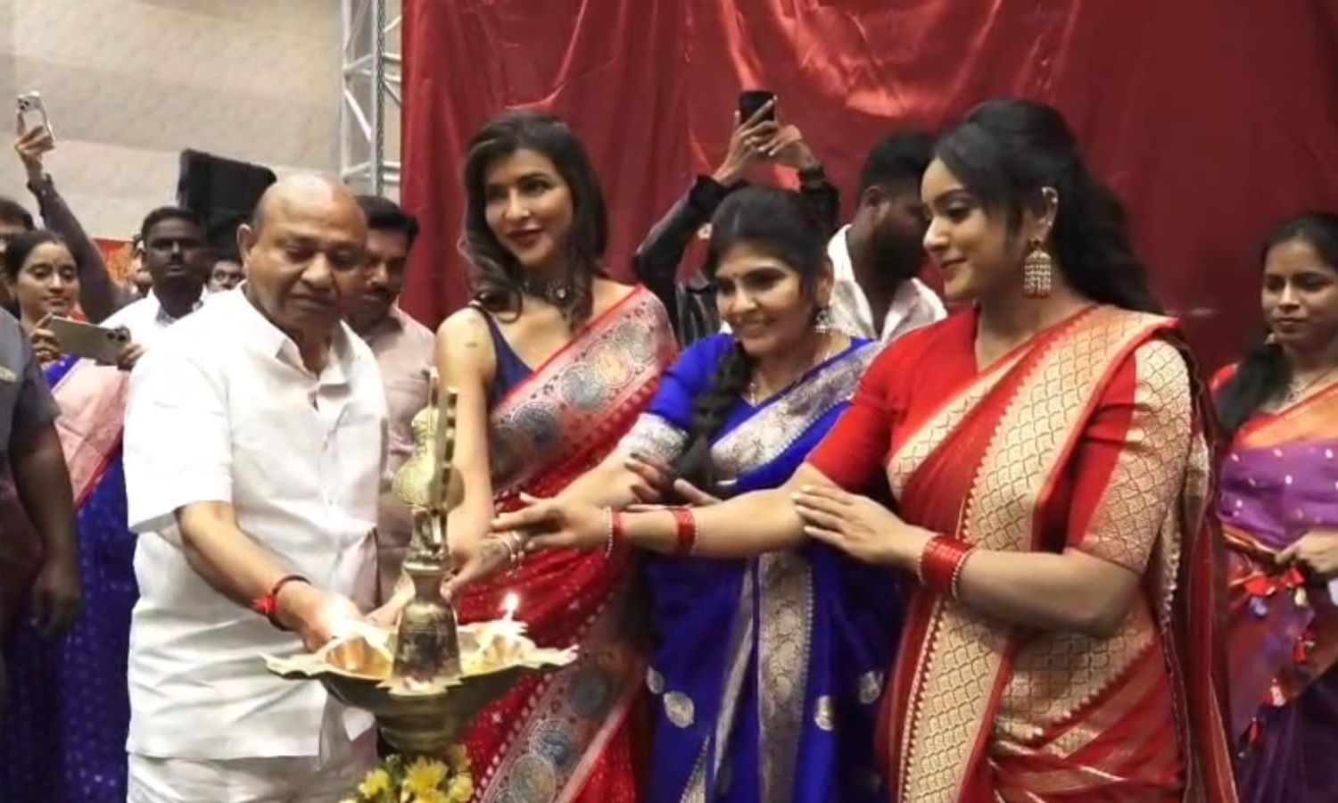 Hyderabad: ఫిల్మ్ నగర్లో సందడి చేసిన నటి మంచు లక్ష