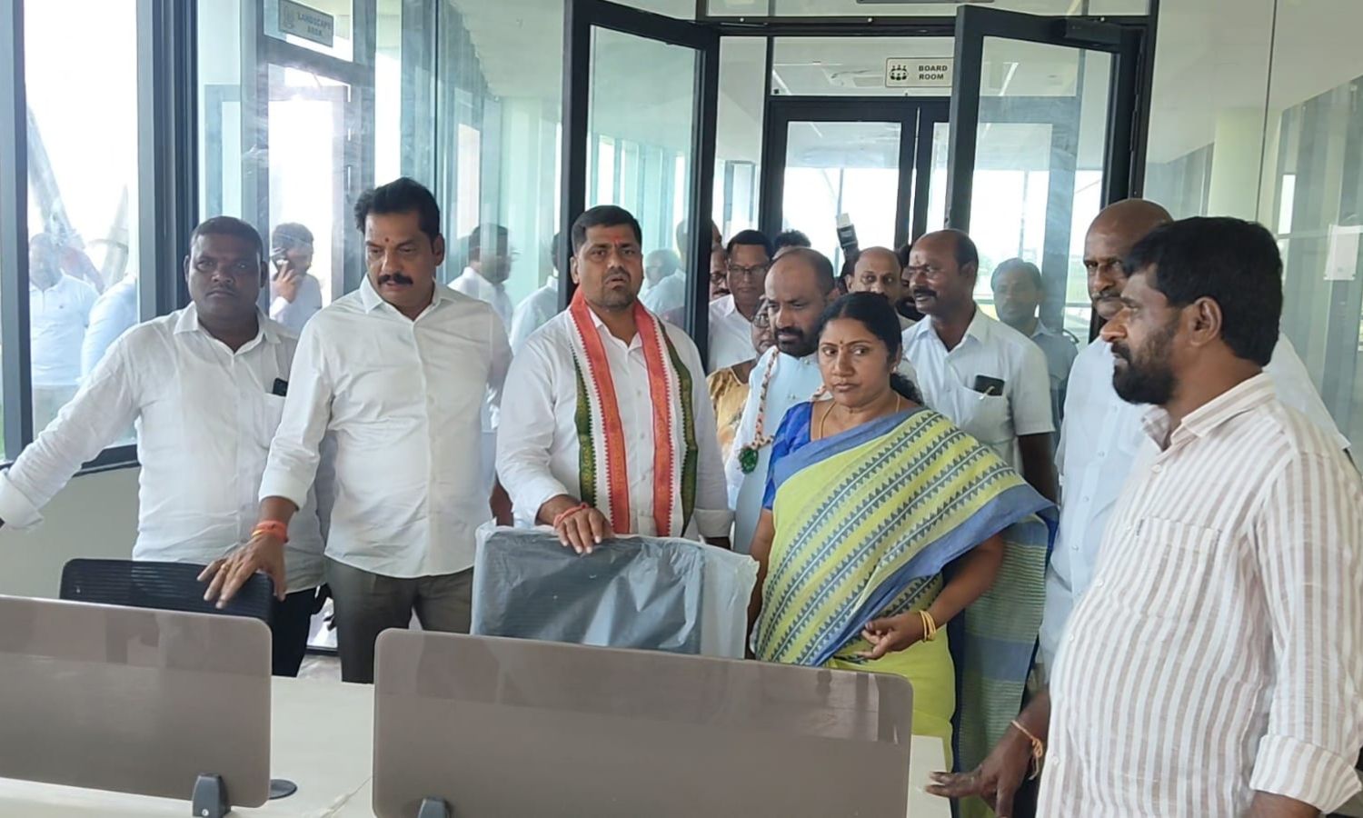 Adilabad: ఐటీ టవర్‌ను పరిశీలించిన కాంగ్రెస్ నేతలు.