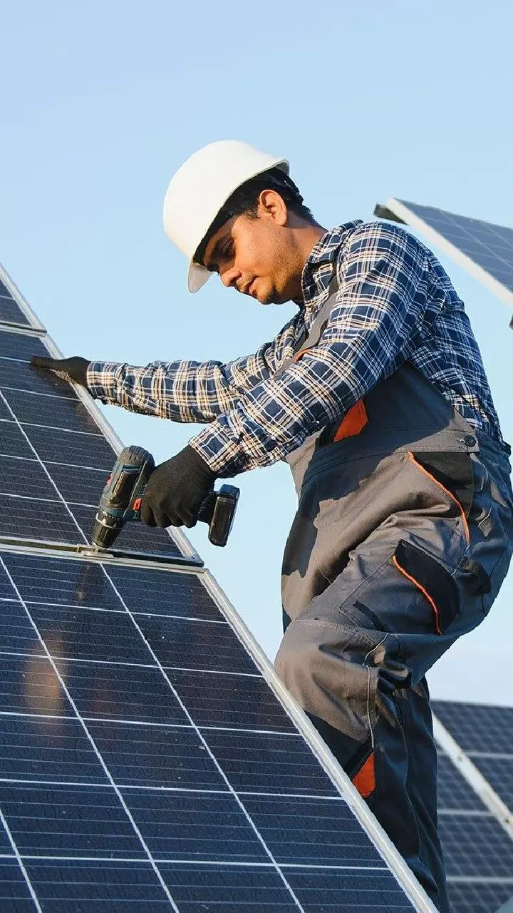 Solar Energy: ఒకరోజు ఎండ రాకపోతే సోలార్ బ్యాటరీ ఎంతసేపు పనిచేస్తుంది? Solar Energy: ఒకరోజు ఎండ రాకపోతే సోలార్ బ్యాటరీ ఎంతసేపు పనిచేస్తుంది?