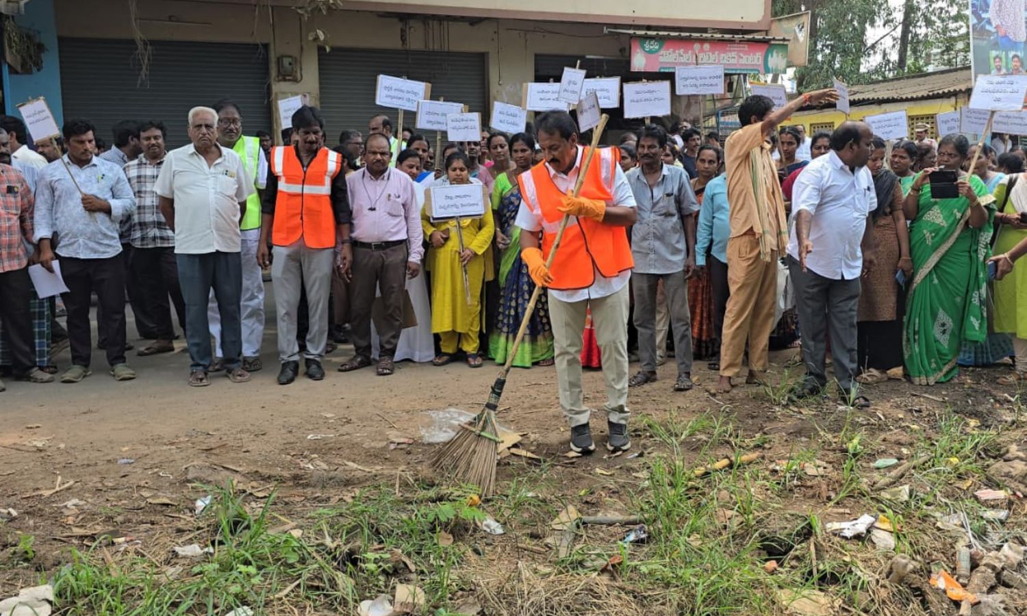 Alamuru: పరిశుభ్రతతోనే ఆరోగ్య సమాజం: ఎమ్మెల్యే బండ