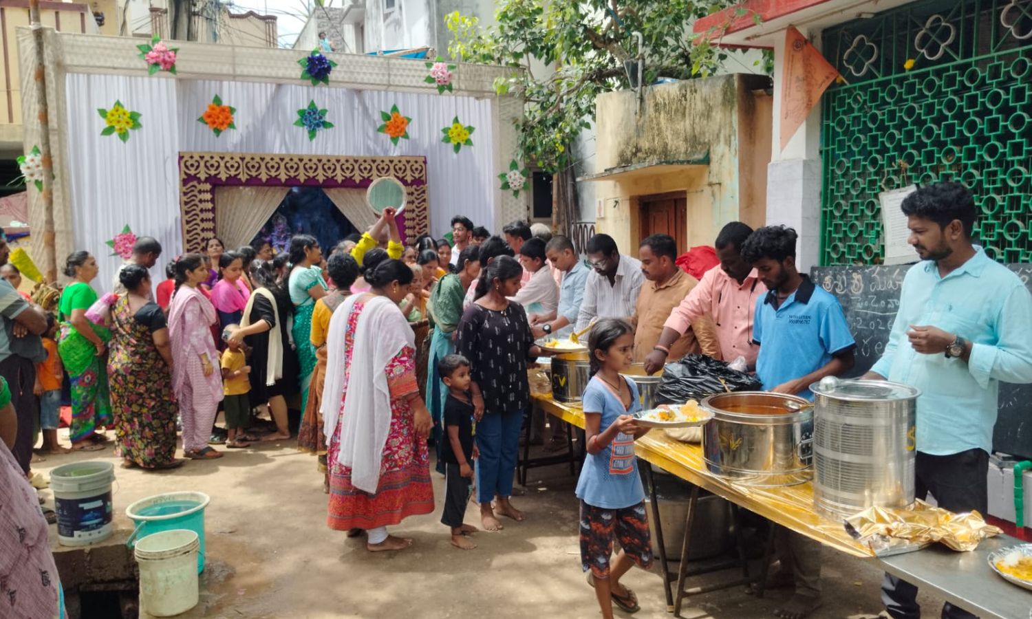 Nellore: నెల్లూరులో ఘనంగా బాలగణపతి అన్నప్రసాద వితర