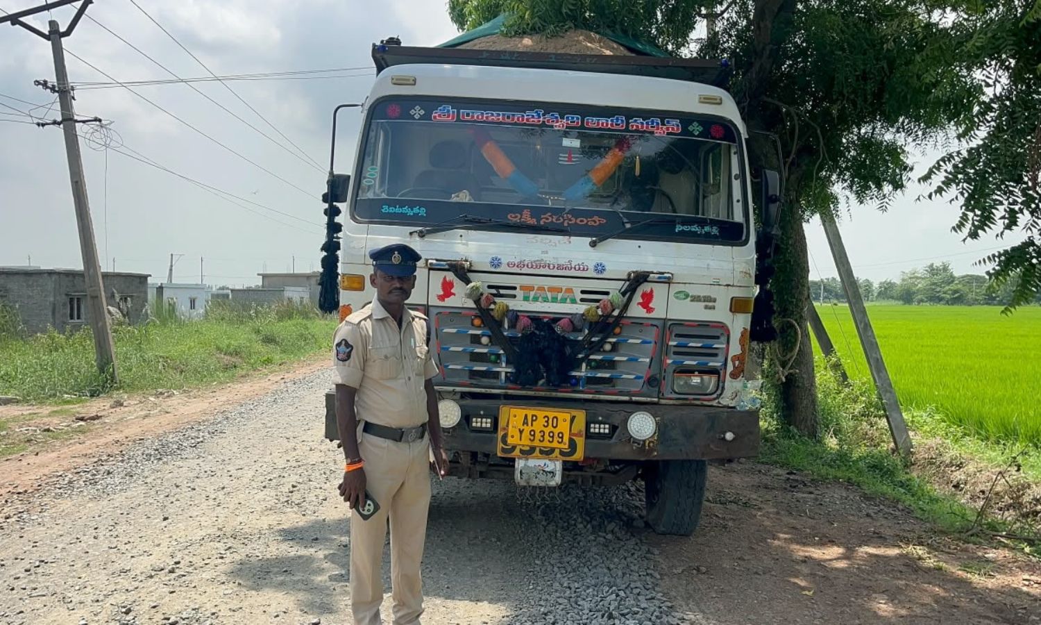 Penamaluru: పెనమలూరు: ఓవర్‌లోడ్ ఇసుక లారీని అడ్డుక