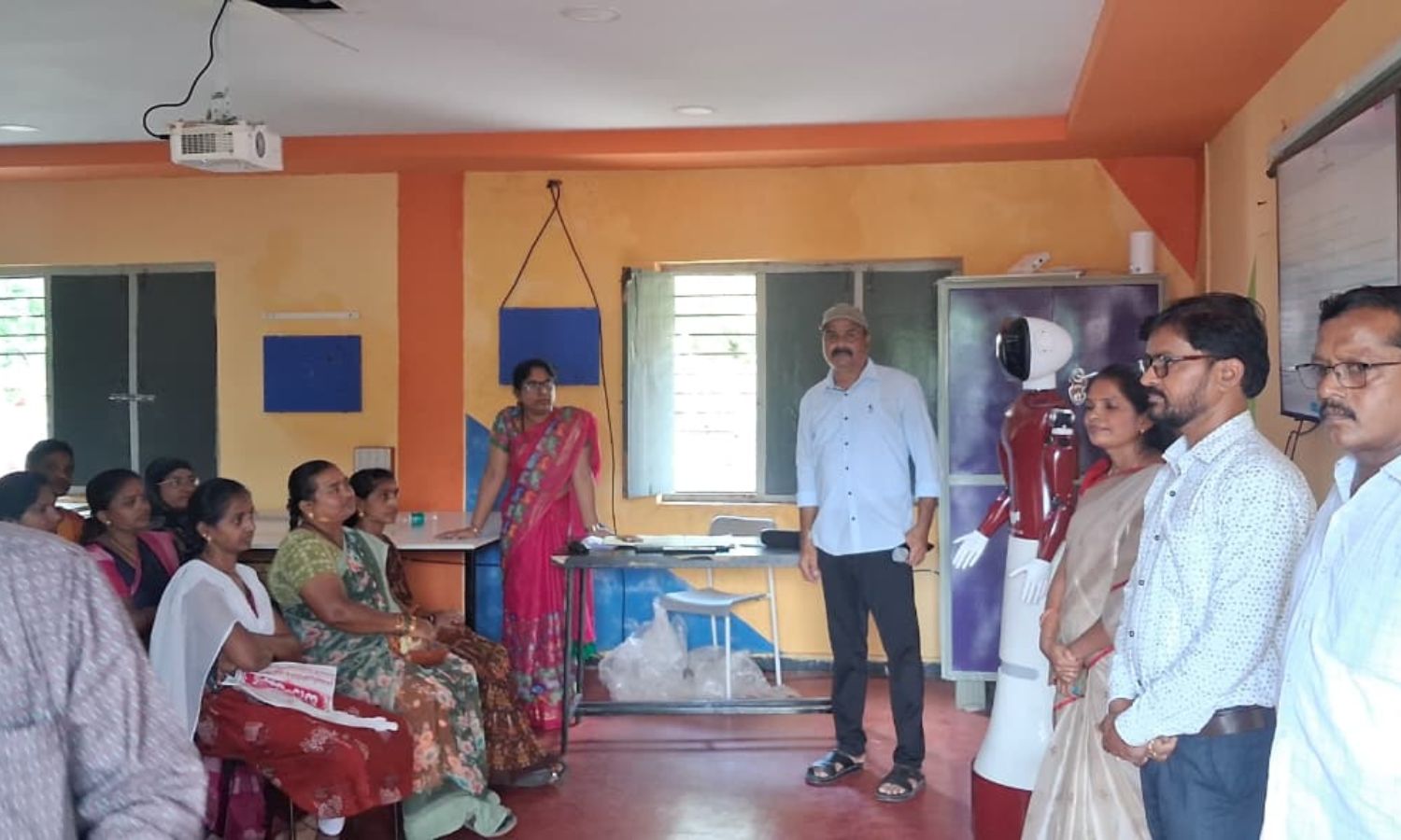 Sircilla: సిరిసిల్ల ప్రభుత్వ బడిలో రోబో టీచర్ సందడ