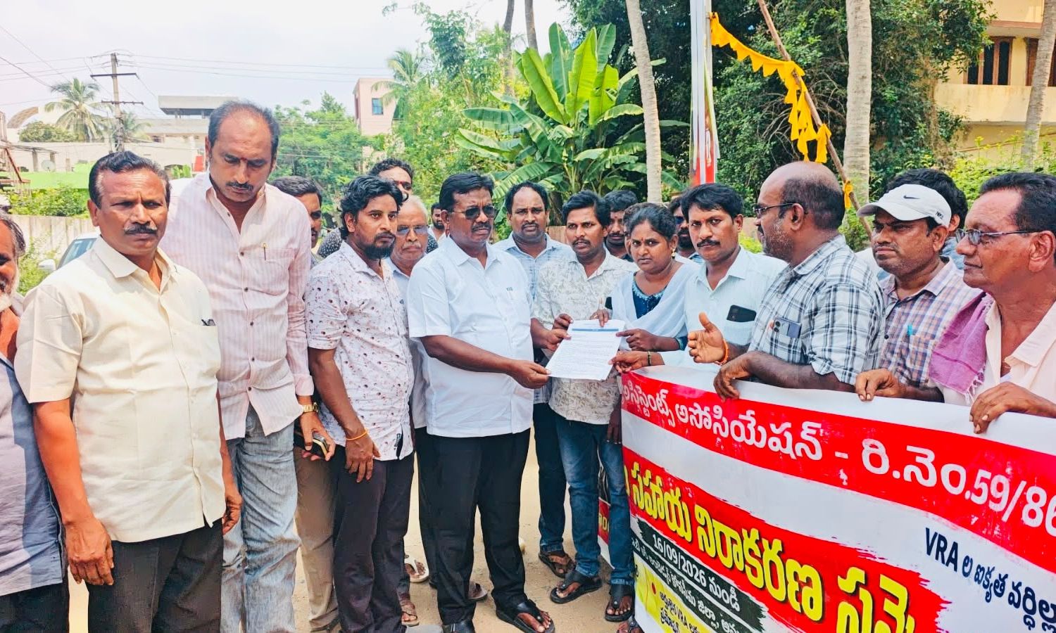 Amalapuram: ఎమ్మెల్యే ఆనందరావును కలిసిన అమలాపురం వ