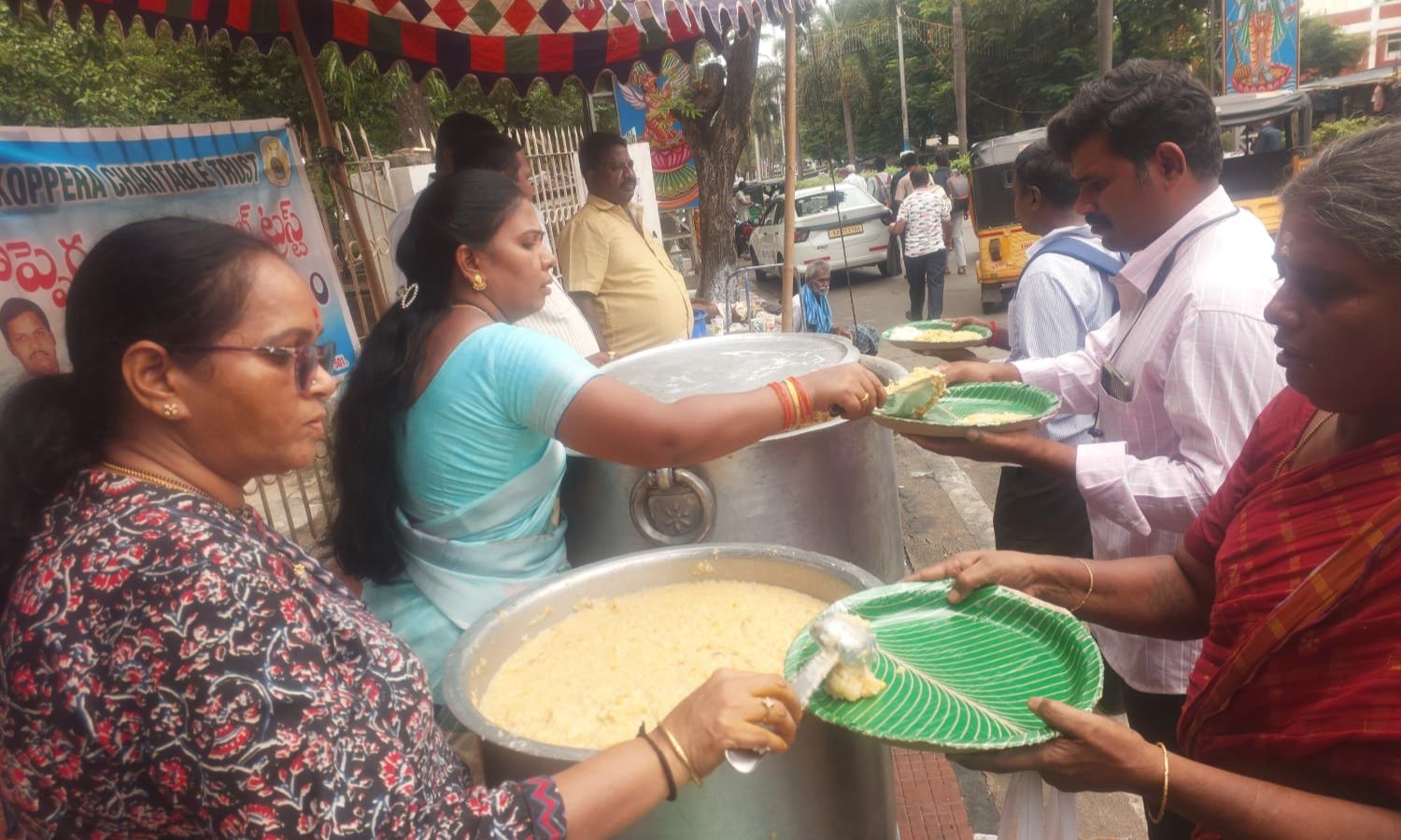 Tirupati: గరుడసేవ సందర్భంగా కొప్పెర ట్రస్ట్ ఆధ్వర్