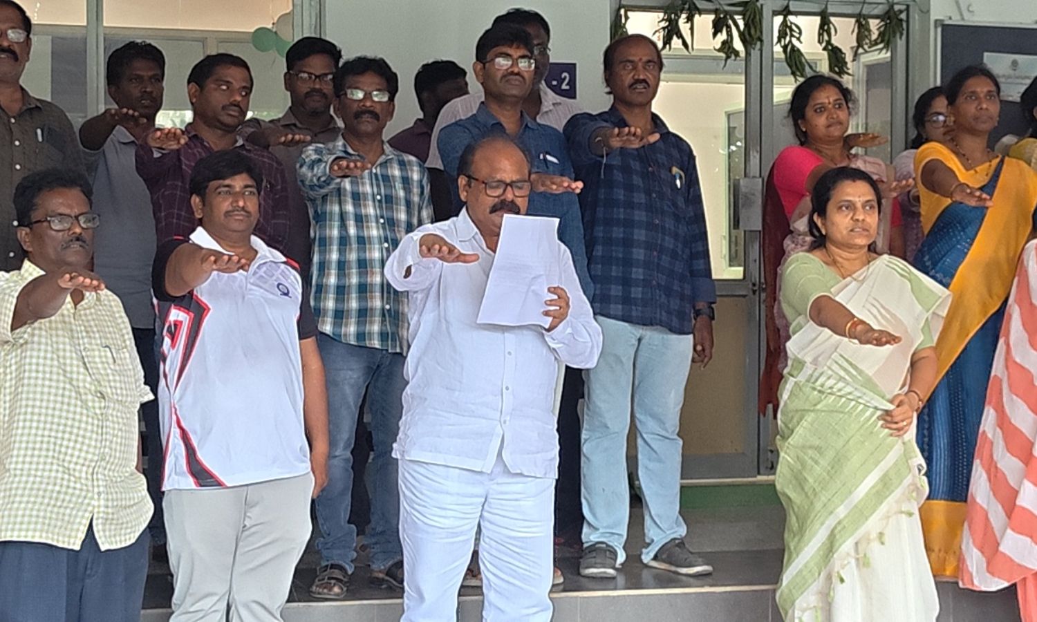 Amalapuram: పరిసరాల పరిశుభ్రతకు ప్రతి ఒక్కరూ కృషి 