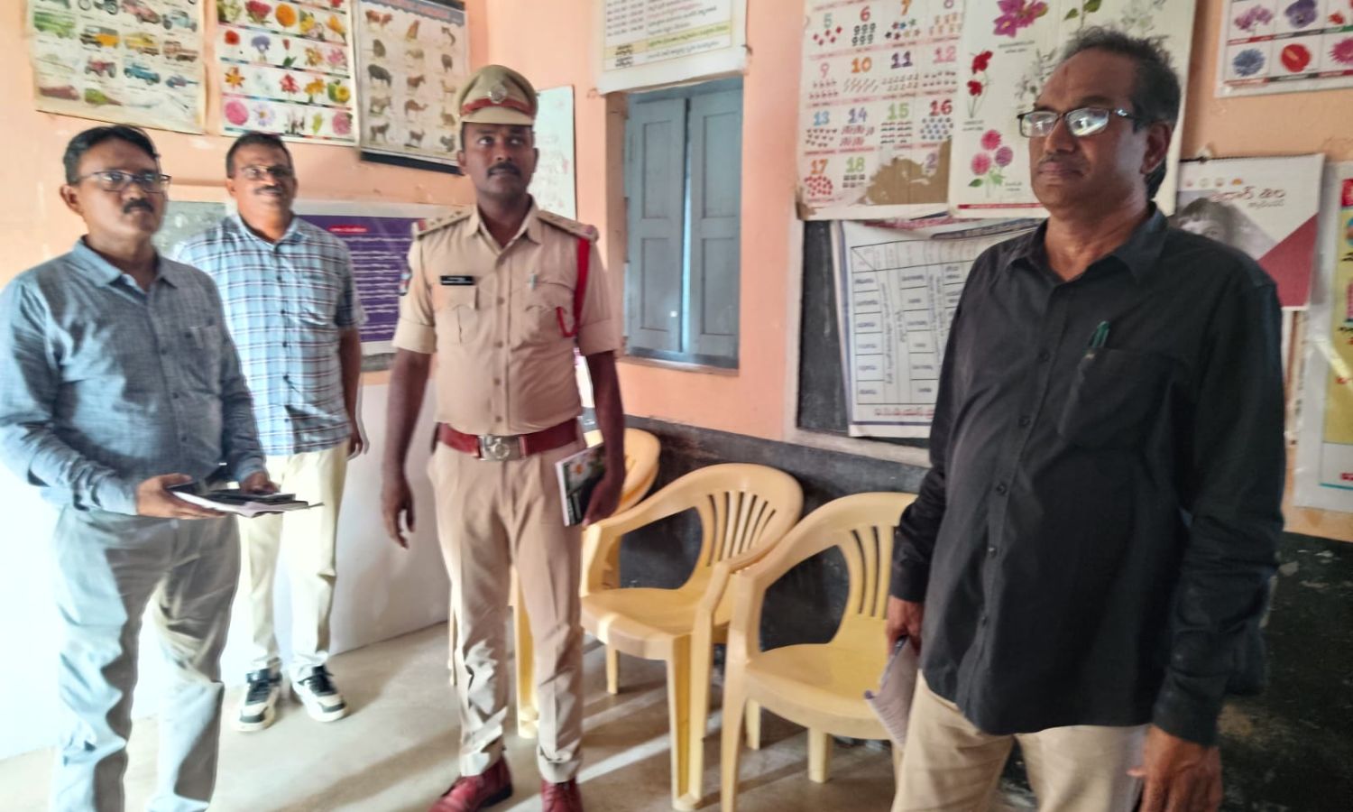 Kakumanu: కాకుమాను మండలంలో పోలింగ్ స్టేషన్ల పరిశీల