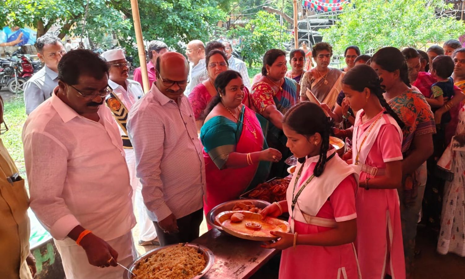 Guntur: గుంటూరు జెడ్పీలో వినాయకుడికి ప్రత్యేక పూజల