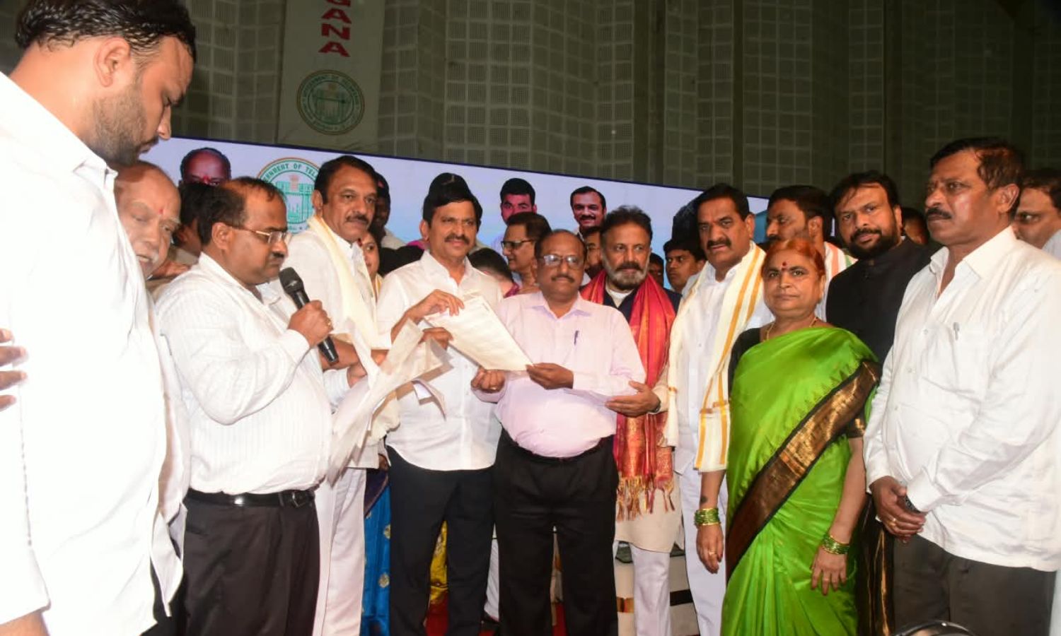 LB Nagar: ఎల్‌బీనగర్‌లో GO 118 సేల్‌ డీడ్ల పంపిణీ 