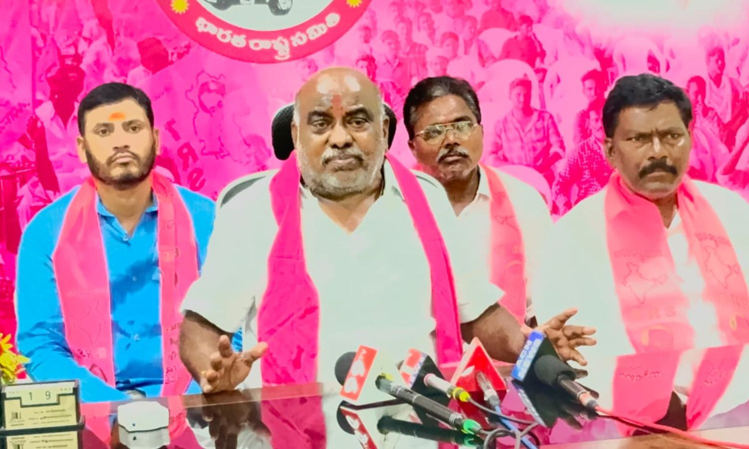 Adilabad: ప్రచారాలు మాని అభివృద్ధిపై దృష్టి పెట్టం