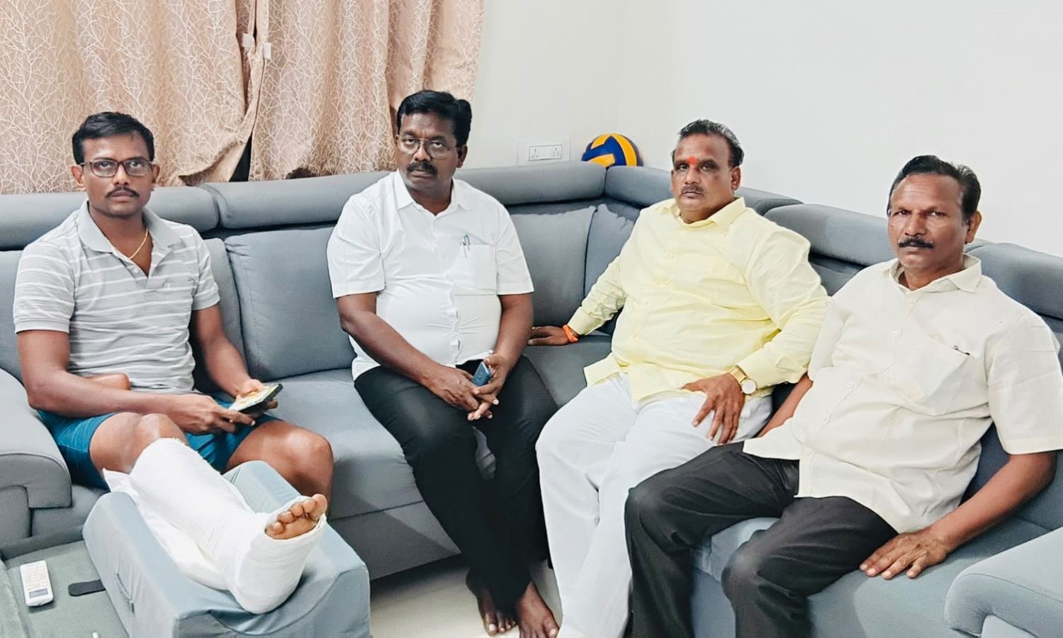 Amalapuram: సీఐ ప్రశాంత్‌ను పరామర్శించిన ఎమ్మెల్యే