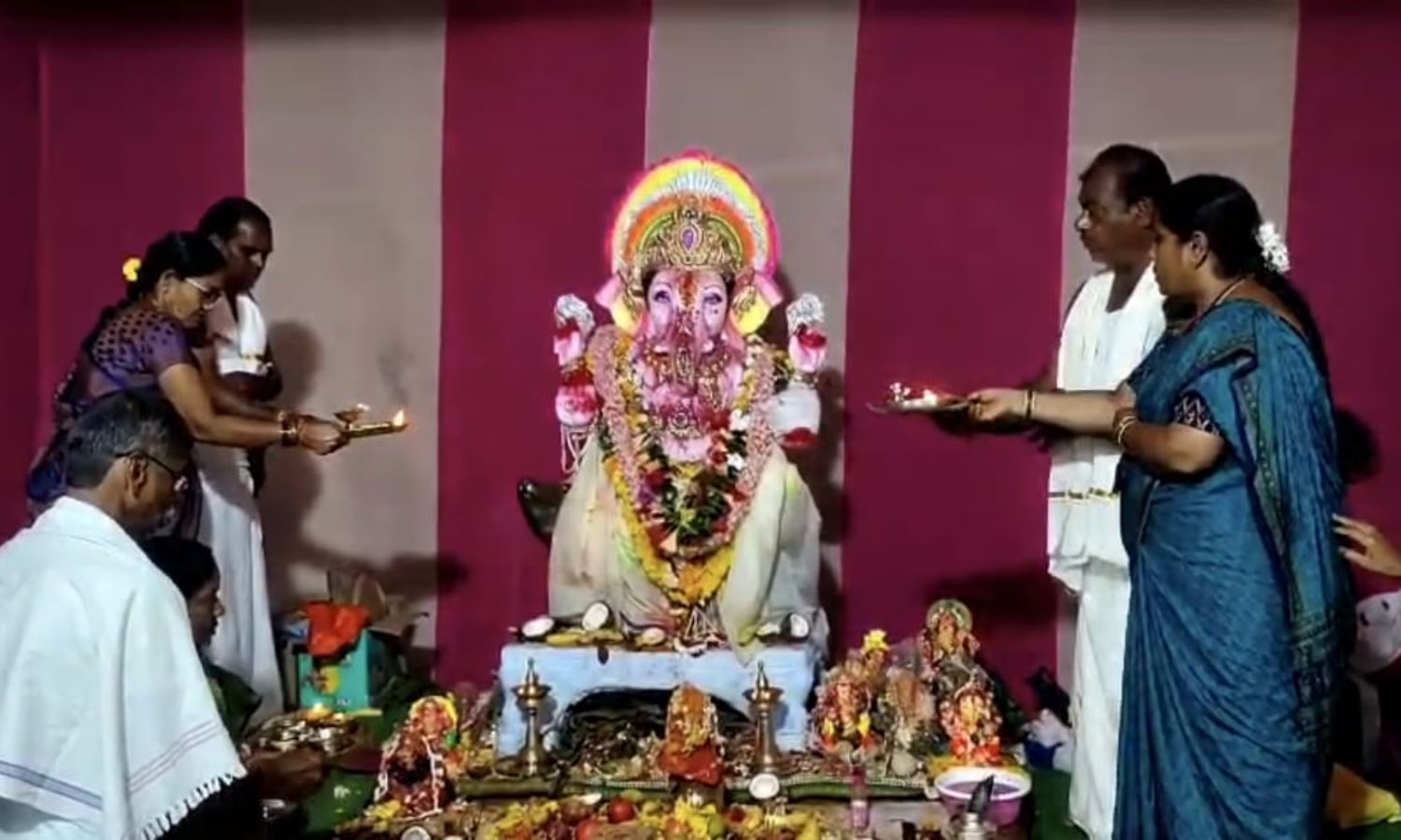 Peddapalli: బొజ్జ గణపయ్యకు విశేష పూజలు.. ప్రసాదాల 