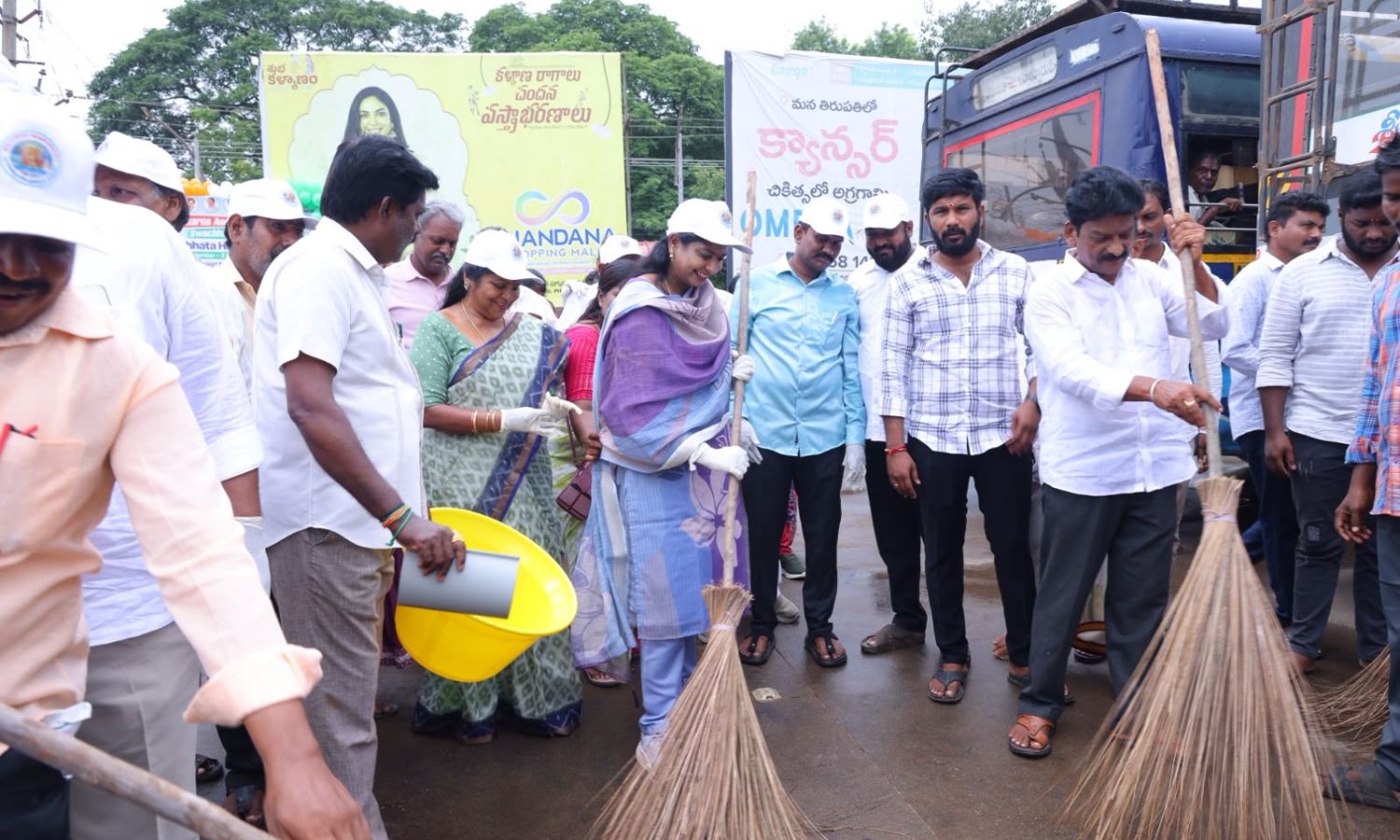 Tirupati: సూళ్ళూరుపేటలో చీపురు పట్టి రోడ్డు ఊడ్చిన