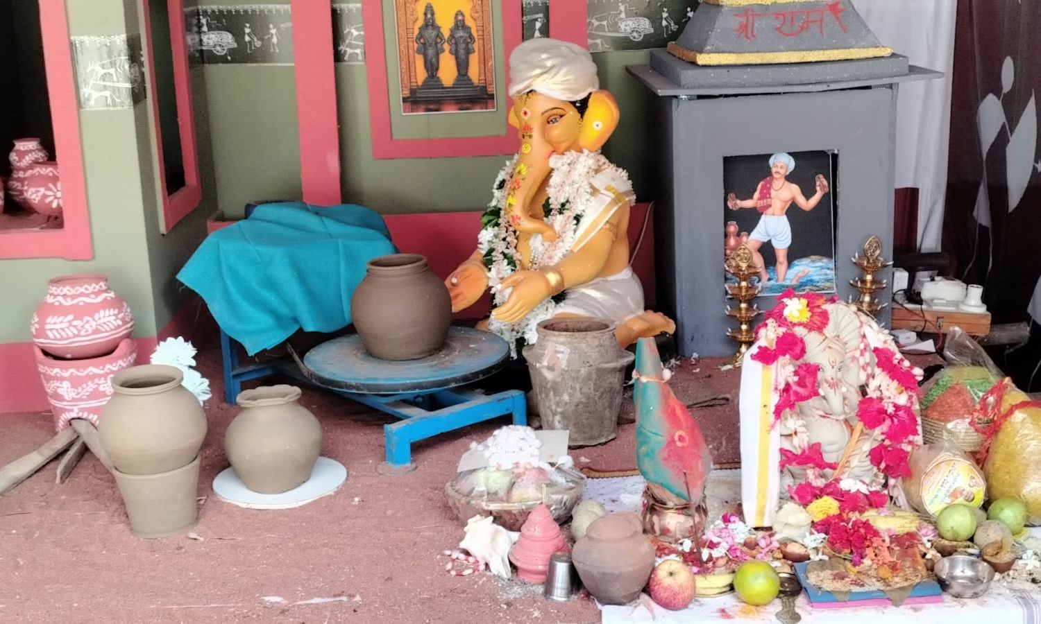 Kamareddy: బాన్సువాడలో కుమ్మరి చక్రంపై కొలువుదీరిన