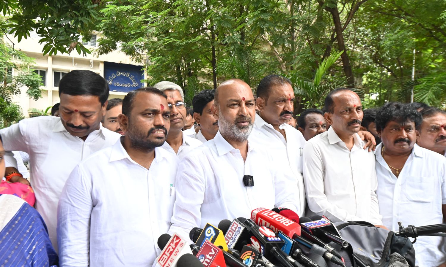 Karimnagar: ఫాంహౌజ్ ఏమైనా టూరిస్ట్ కేంద్రమా?: బండి