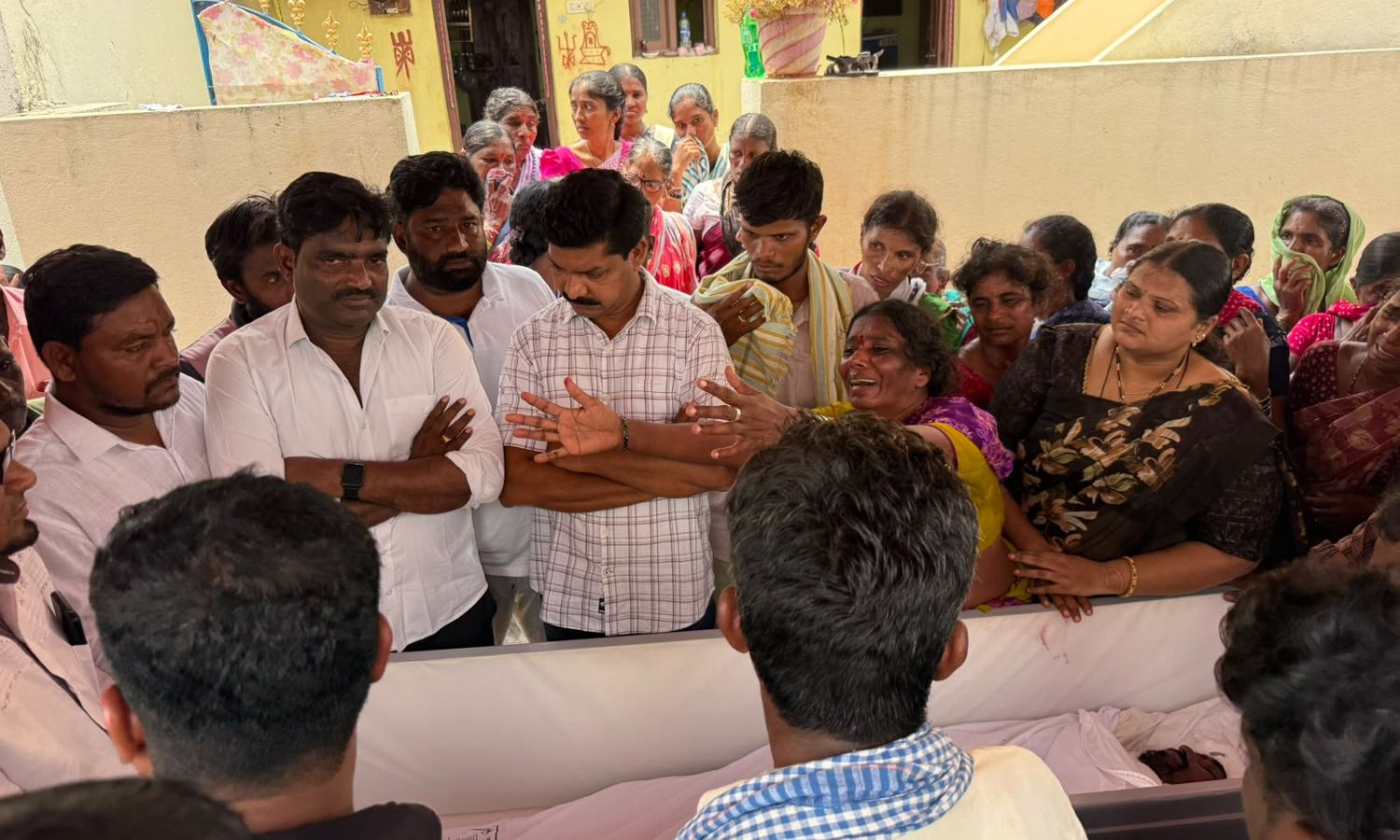Sircilla: కేటీఆర్ చొరవతో దుబాయ్ నుంచి రవి మృతదేహం 