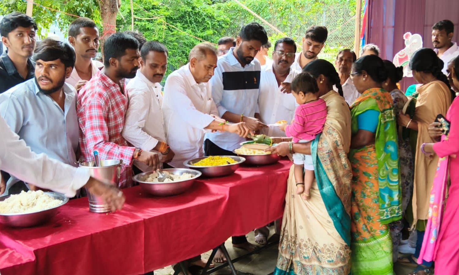 Tarnaka: తార్నాక చింతల్‌బస్తీలో ఘనంగా గణనాథుడి అన్