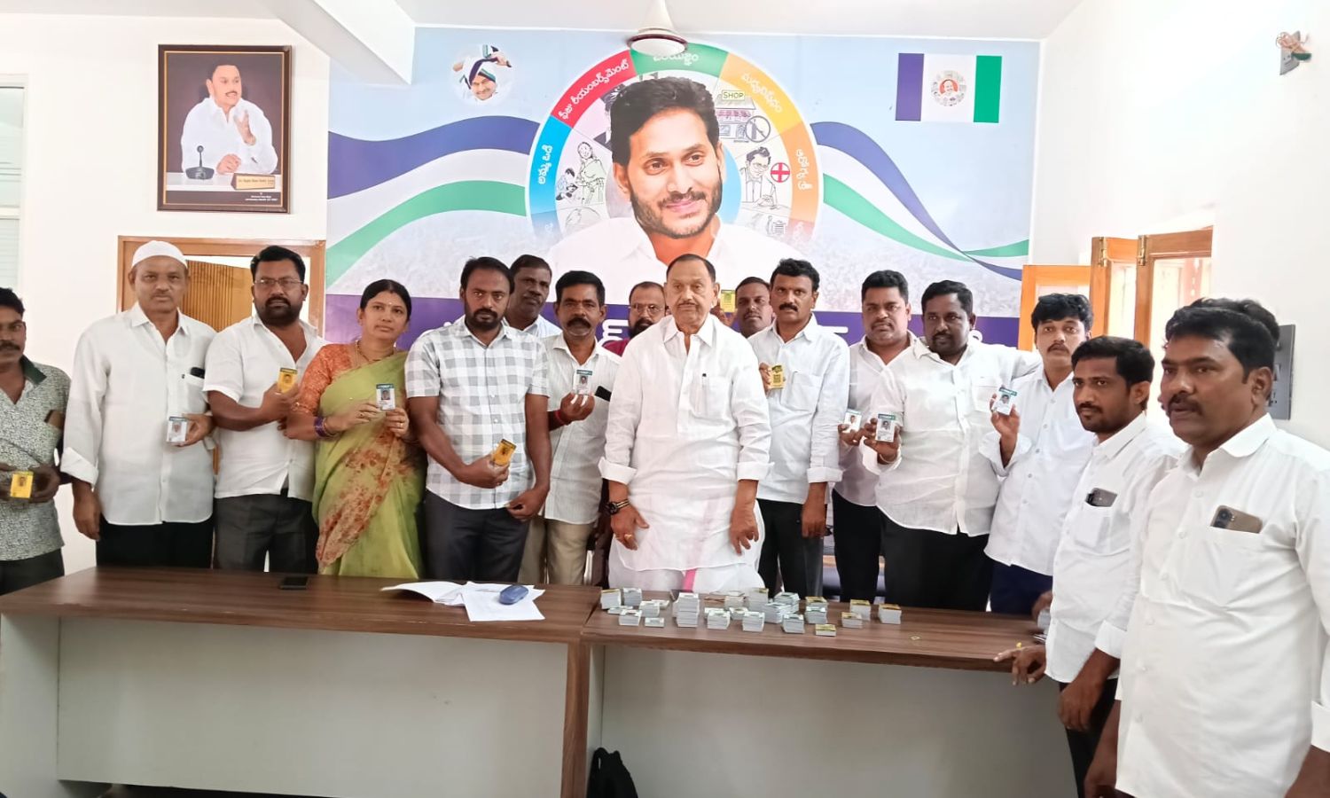 Mydukur: వైఎస్సార్‌సీపీ నాయకులకు ఐడీ కార్డుల పంపిణ