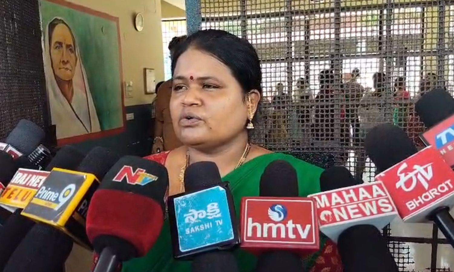 Bheemili: విద్యార్థుల నుంచి వివరాలు రాబట్టే ప్రయత్