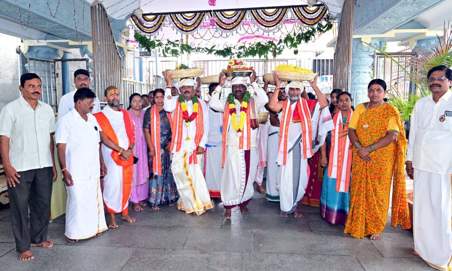 Kanipakam: వినాయక స్వామికి పట్టు వస్త్రాలు సమర్పిం
